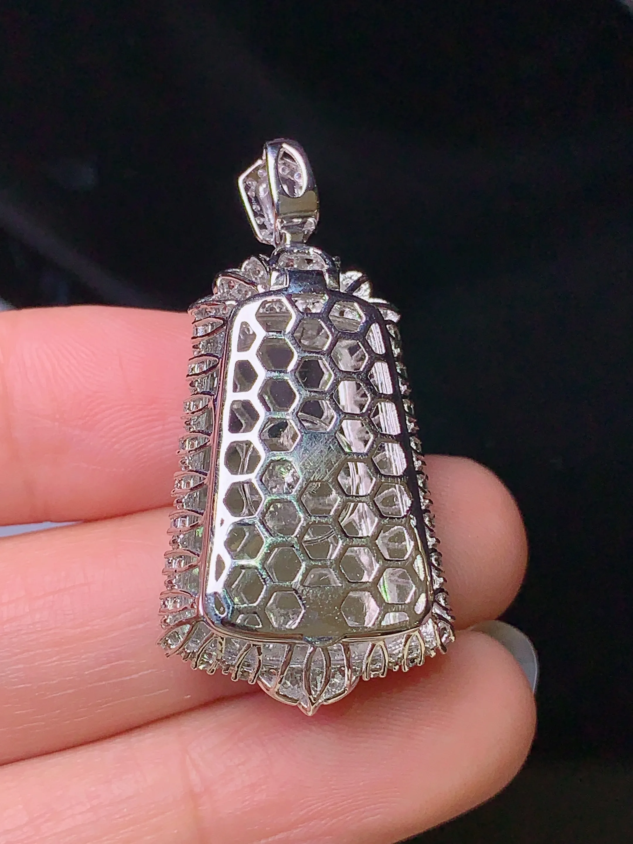 18k金钻镶嵌翠绿无事牌吊坠 玉质细腻 色泽清新艳丽 整体尺寸38*18.6*10