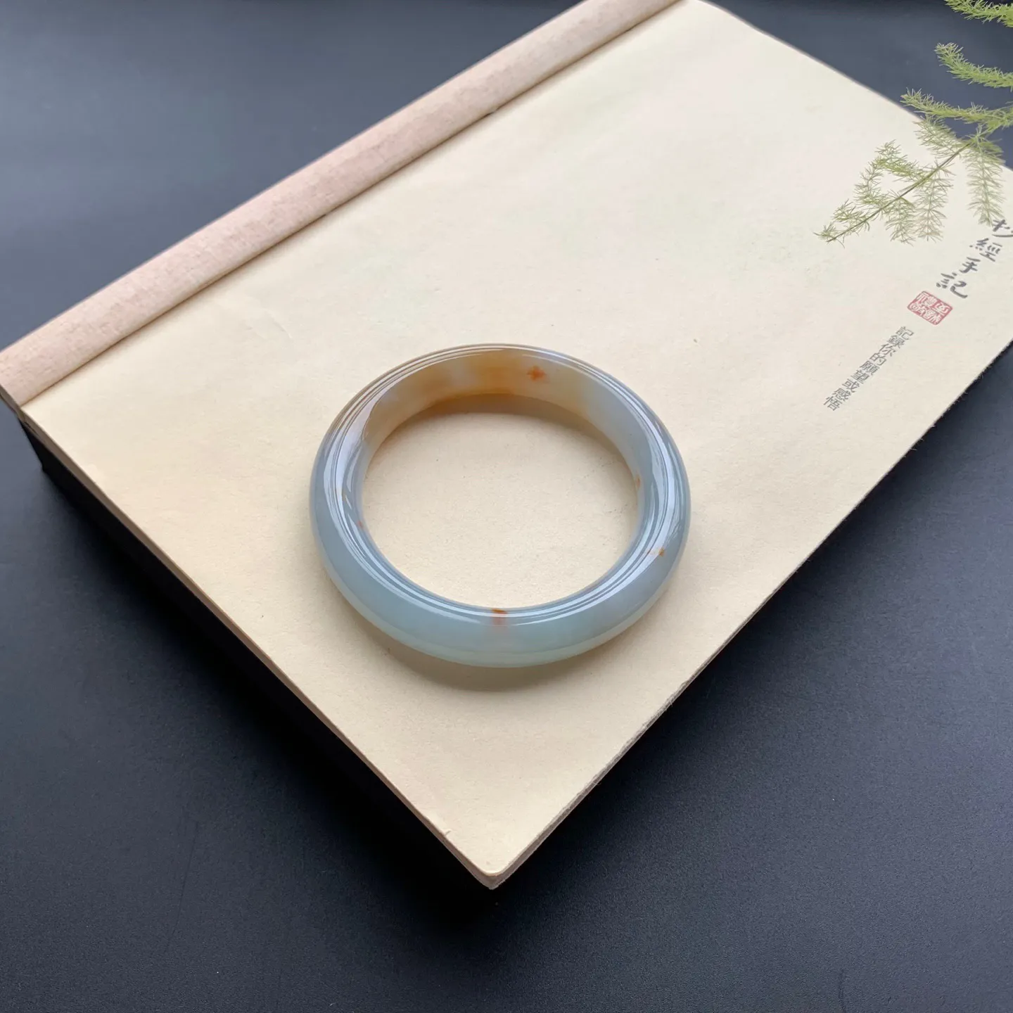 61.5圈口黄翡圆条手镯 尺寸：61.5-12.6-11.5，无纹裂，细腻光滑，色泽亮丽