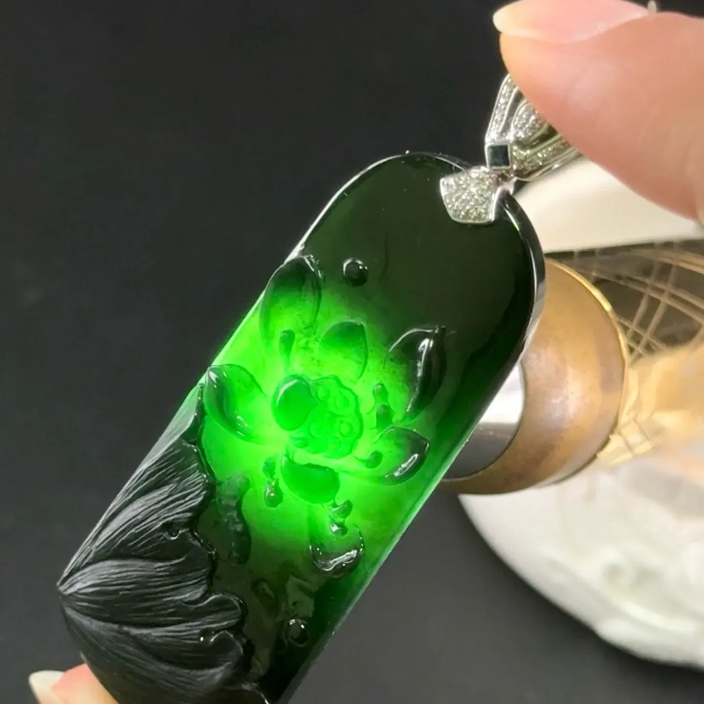 精品18k墨翠荷花牌 种好色正 黑度极好 打灯通透 油性十足  尺寸65.8