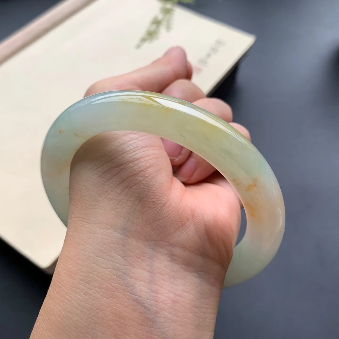 60圈口黄翡飘绿圆条手镯 尺寸：60-12-11，无纹裂，细腻光滑，条形饱满