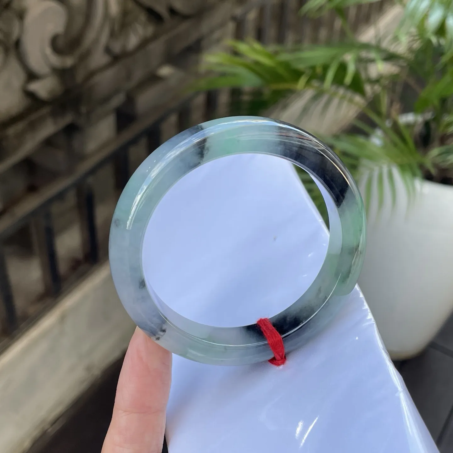 57+圈口🪁
飘花，一汪凝住的春水，墨色的纹理如远山淡影，几点翠色又像春草初萌，在光下漾着清透的韵致