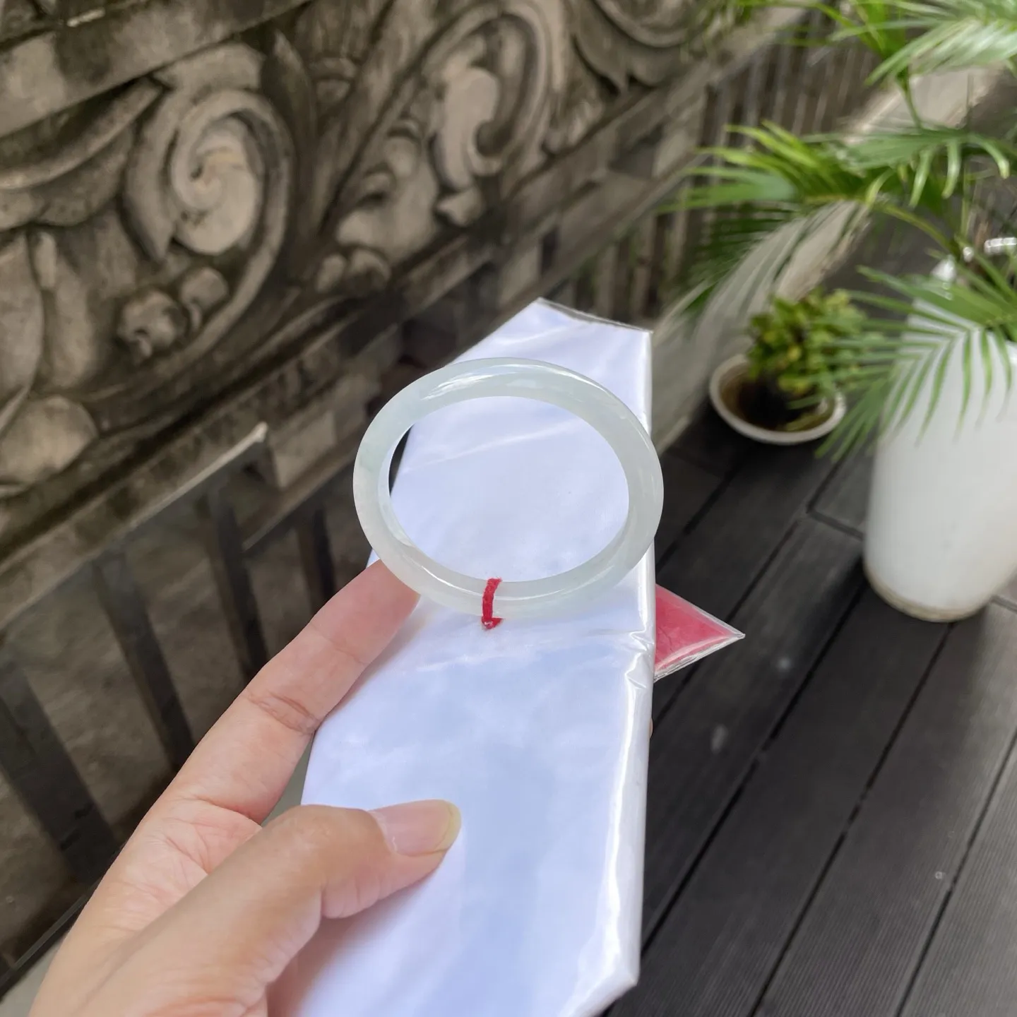 54贵妃
白月光，冰润的肌理仿若把月光锁进了石中，浅淡的色泽如秋水无波，是腕间最空灵的诗笺，