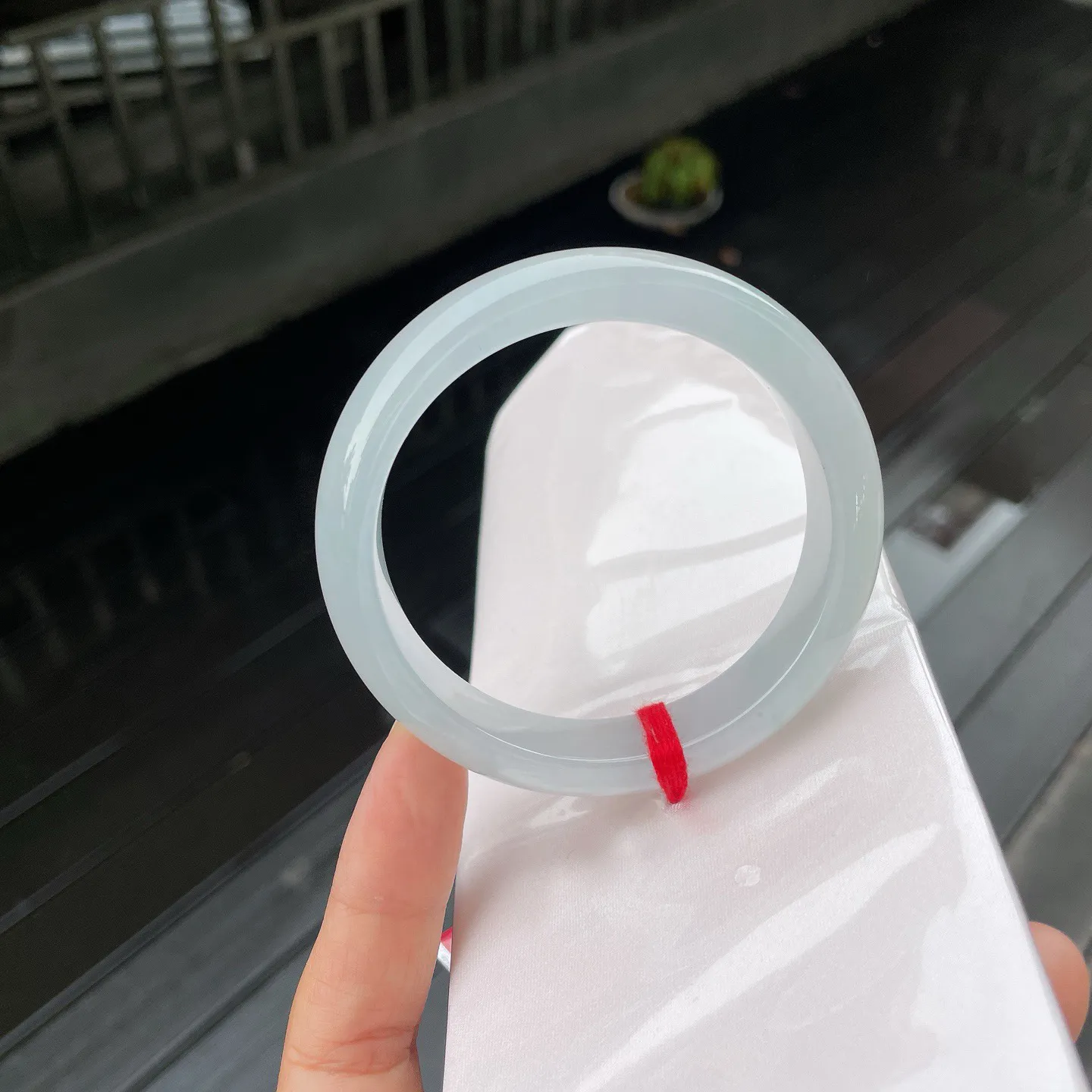 57圈口🥤
飘花，如被晨露吻过，清透底色中，一点翠绿如春日刚绽的花苞，悄然盛放