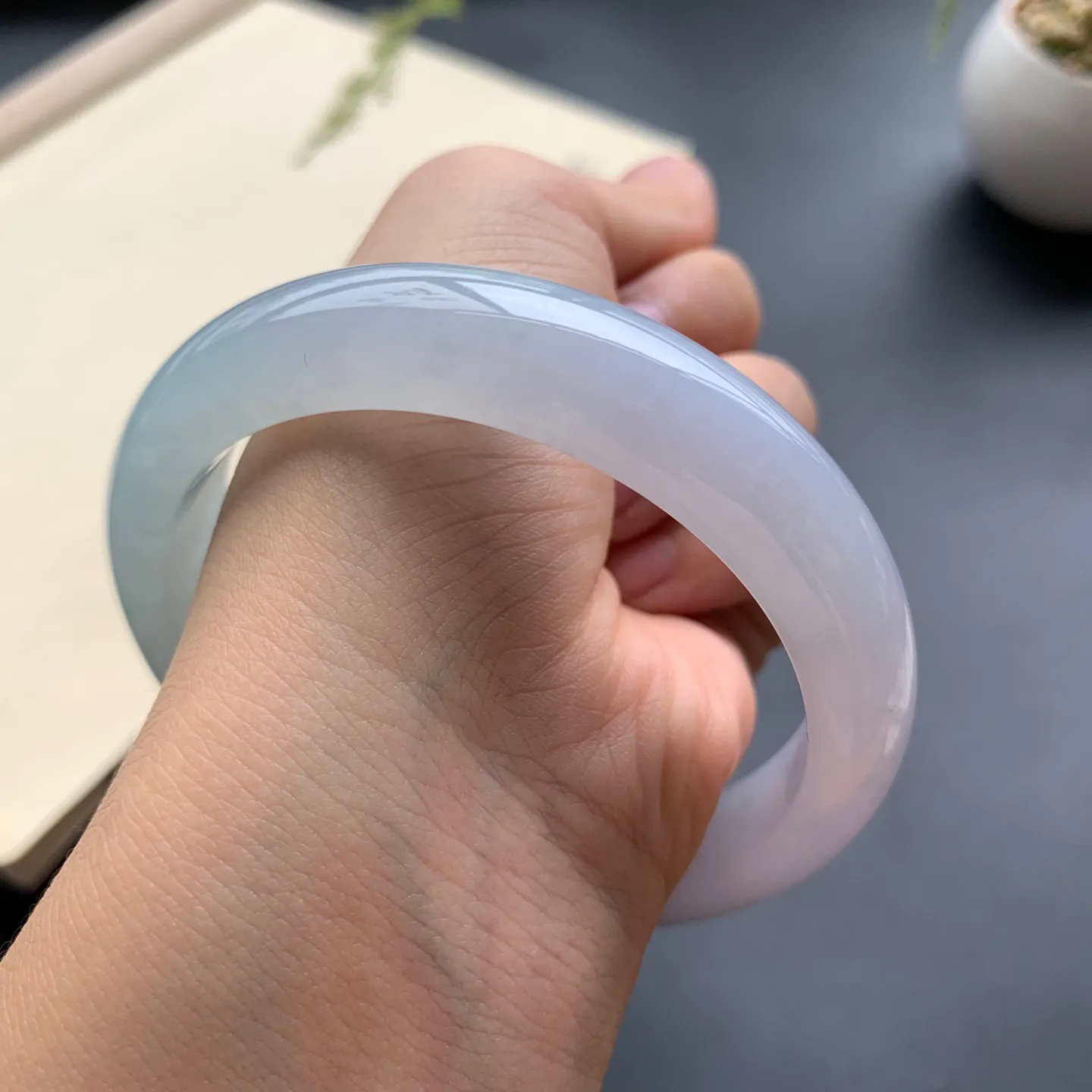 60.6圈口冰底色正圈手镯 尺寸：60.6-14-8.5，无纹裂，水润起胶，细腻光滑