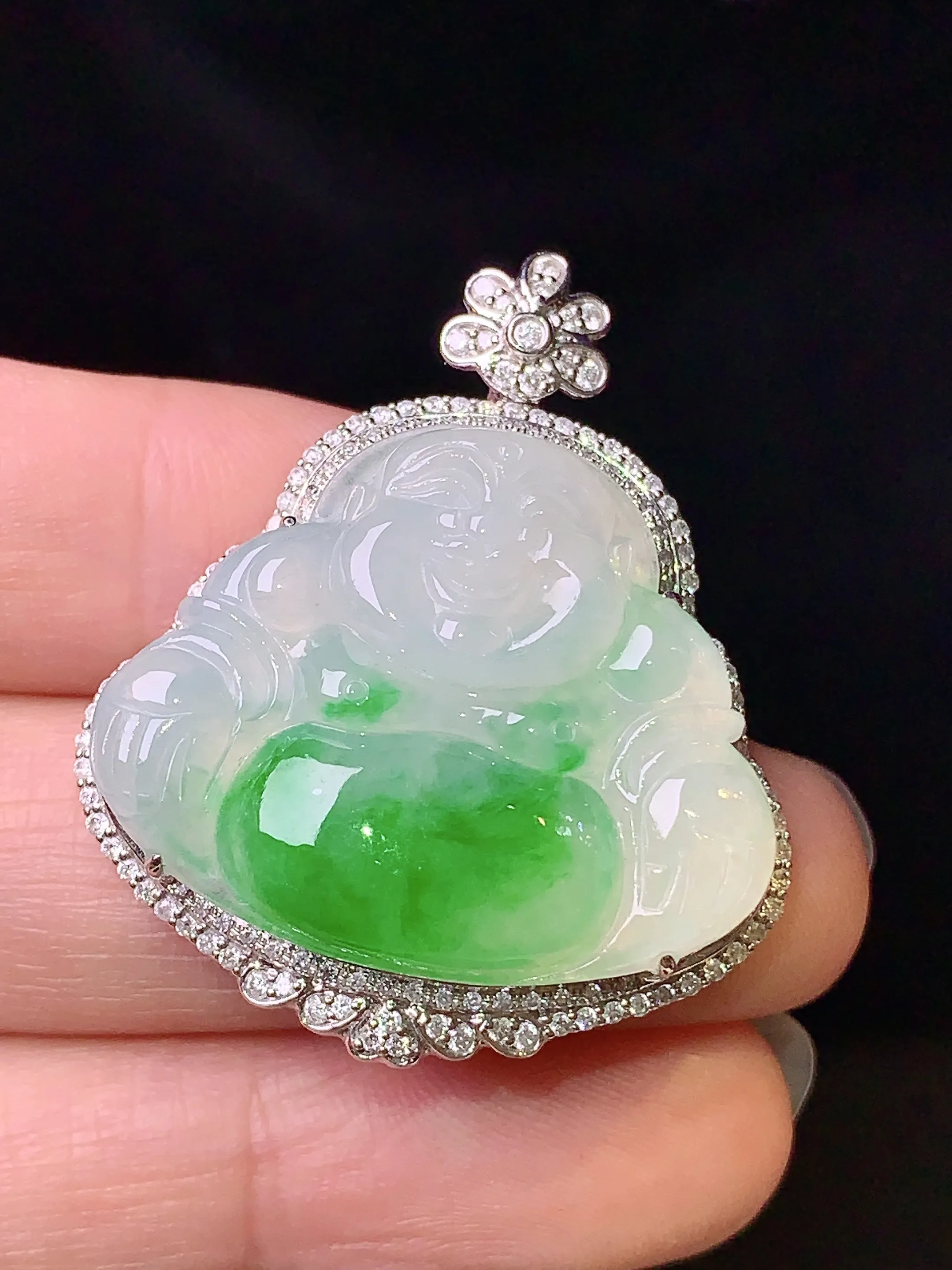 18k金钻镶嵌飘绿佛公吊坠 玉质细腻 色泽清新艳丽 整体尺寸35.2*30*9.6