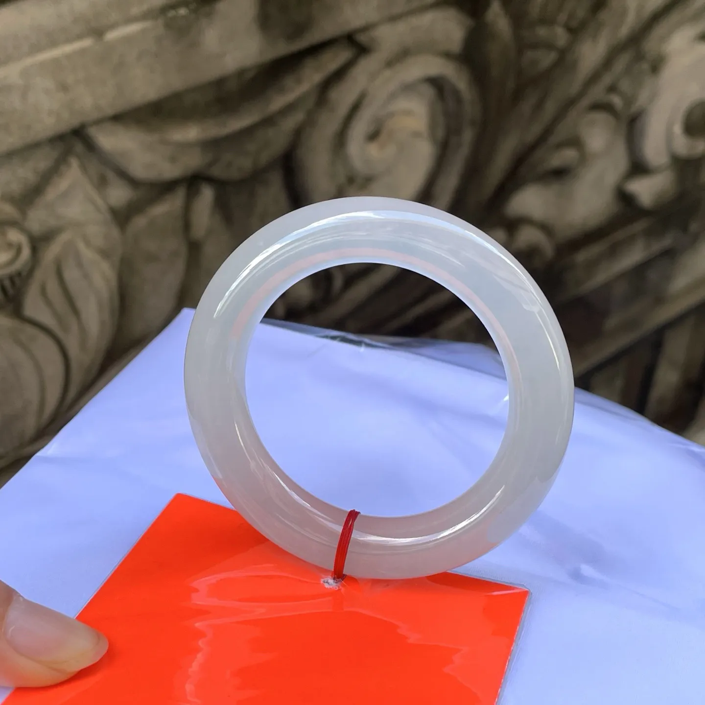 54圆条
白月光，胖冰条子，莹润得像将晨露锁进了玉里，在光下流转着素净的光晕，藏着岁月打磨的温婉，是古典雅致的诗行