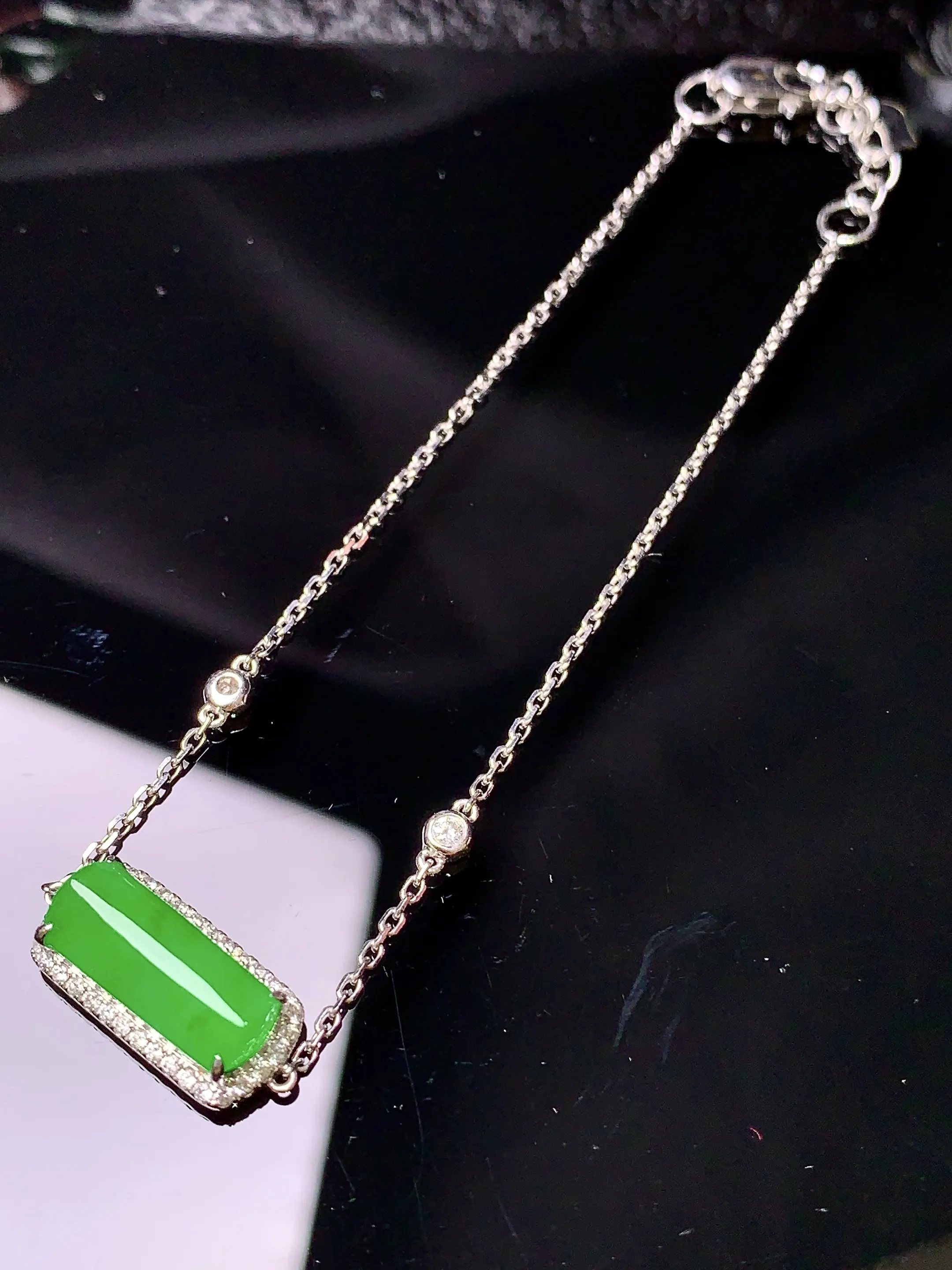 18k金钻镶嵌满绿玉柱手链 玉质细腻 色泽清新艳丽 整体尺寸12.6*4.7*3.2