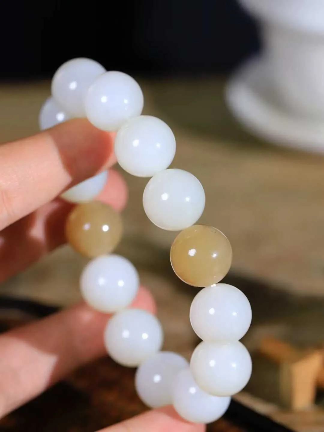 【珠圆玉润.手串】

精品和田玉糖白玉珠圆玉润手串 玉质温润细腻  整串打磨圆润，佩戴舒适。珠珠落玉盘，间关莺语花底滑，一生美好时光，无论身在何处，都有它相伴相守。事事顺遂，幸福美满，吉祥如意。重74.3克   尺寸取一15.1mm   FDL-69117400