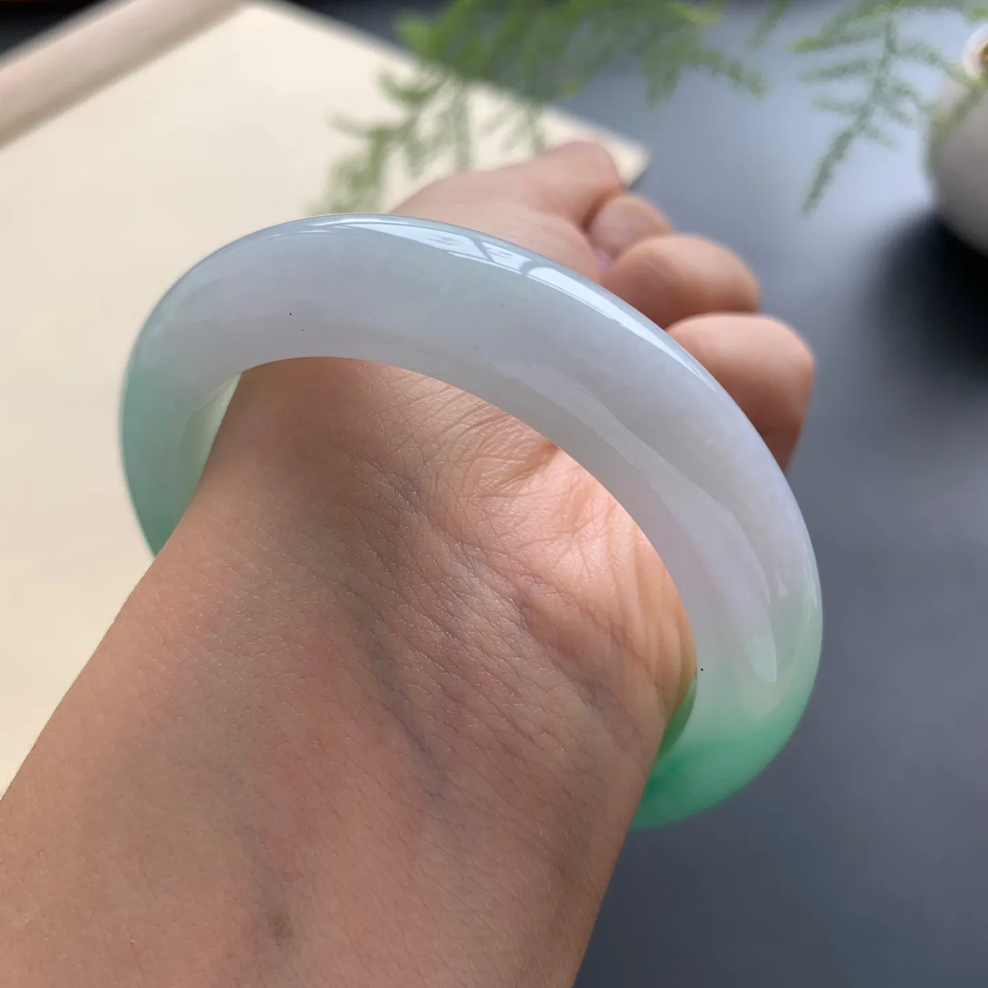 53.8圈口飘绿正圈手镯 尺寸：53.8-12-9.5，无纹裂，色泽靓丽，优美迷人