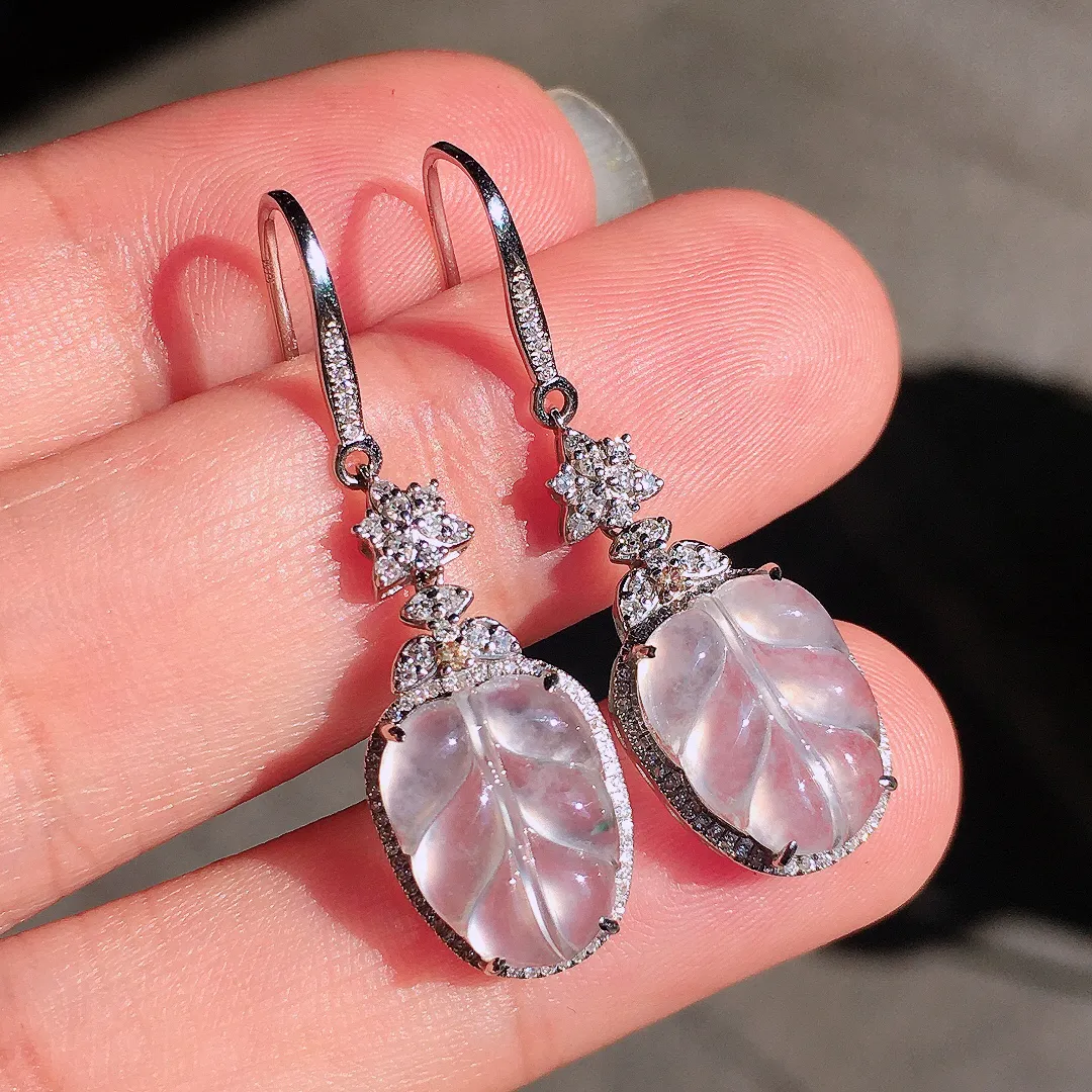 冰种玉叶耳坠，玉质细腻，荧光感超
强，饱满圆润，尽显优雅气质，18k
金豪华镶嵌