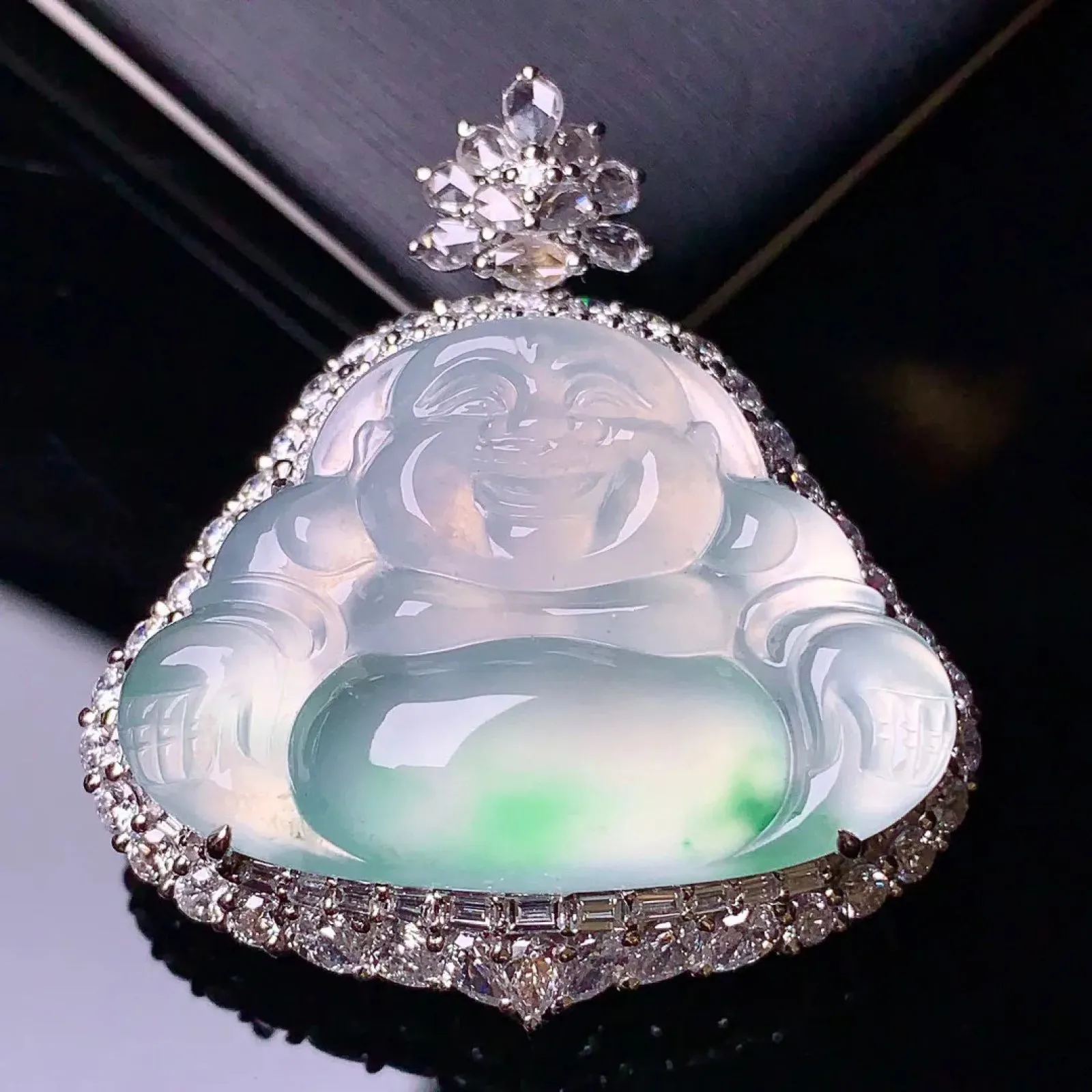 18k金钻镶嵌飘绿佛公吊坠 玉质细腻 色泽艳丽   整体尺寸38*34.1*14.8