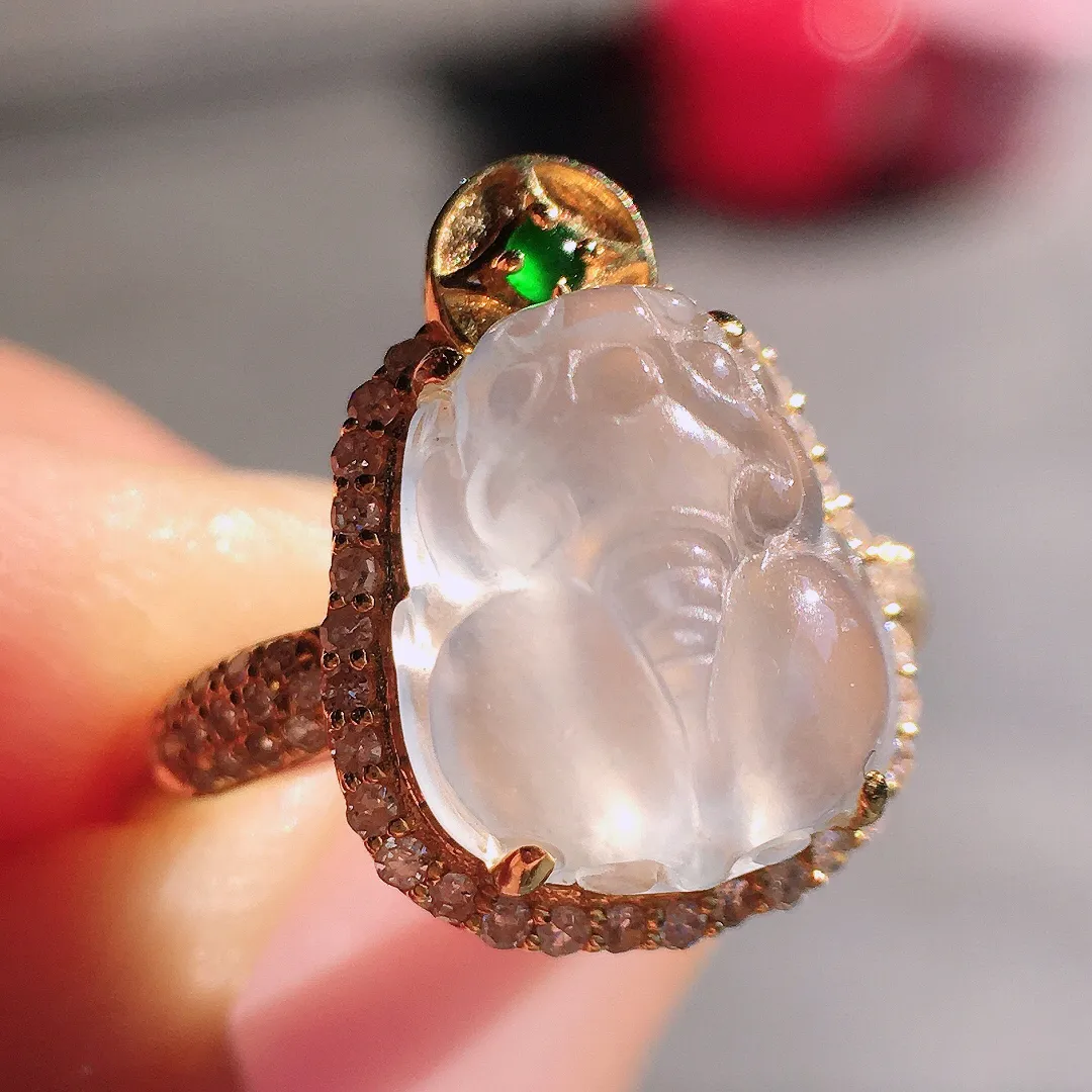 冰种貔貅戒指，玉质细腻，荧光感超
强，饱满圆润，尽显优雅气质，18k
金豪华镶嵌