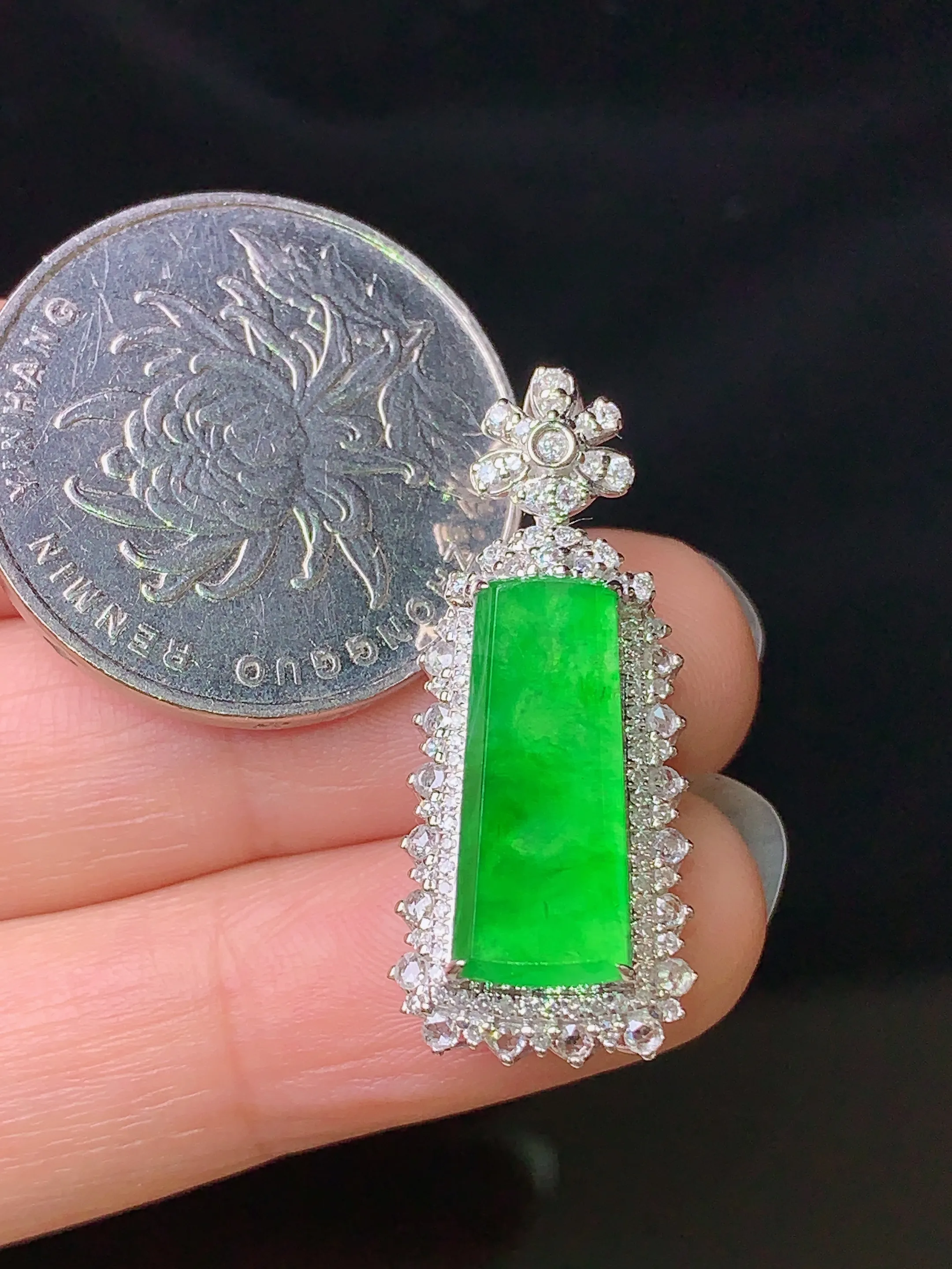 18k金钻镶嵌翠绿无事牌吊坠 玉质细腻 色泽清新艳丽 整体尺寸30.6*12.8*7.5