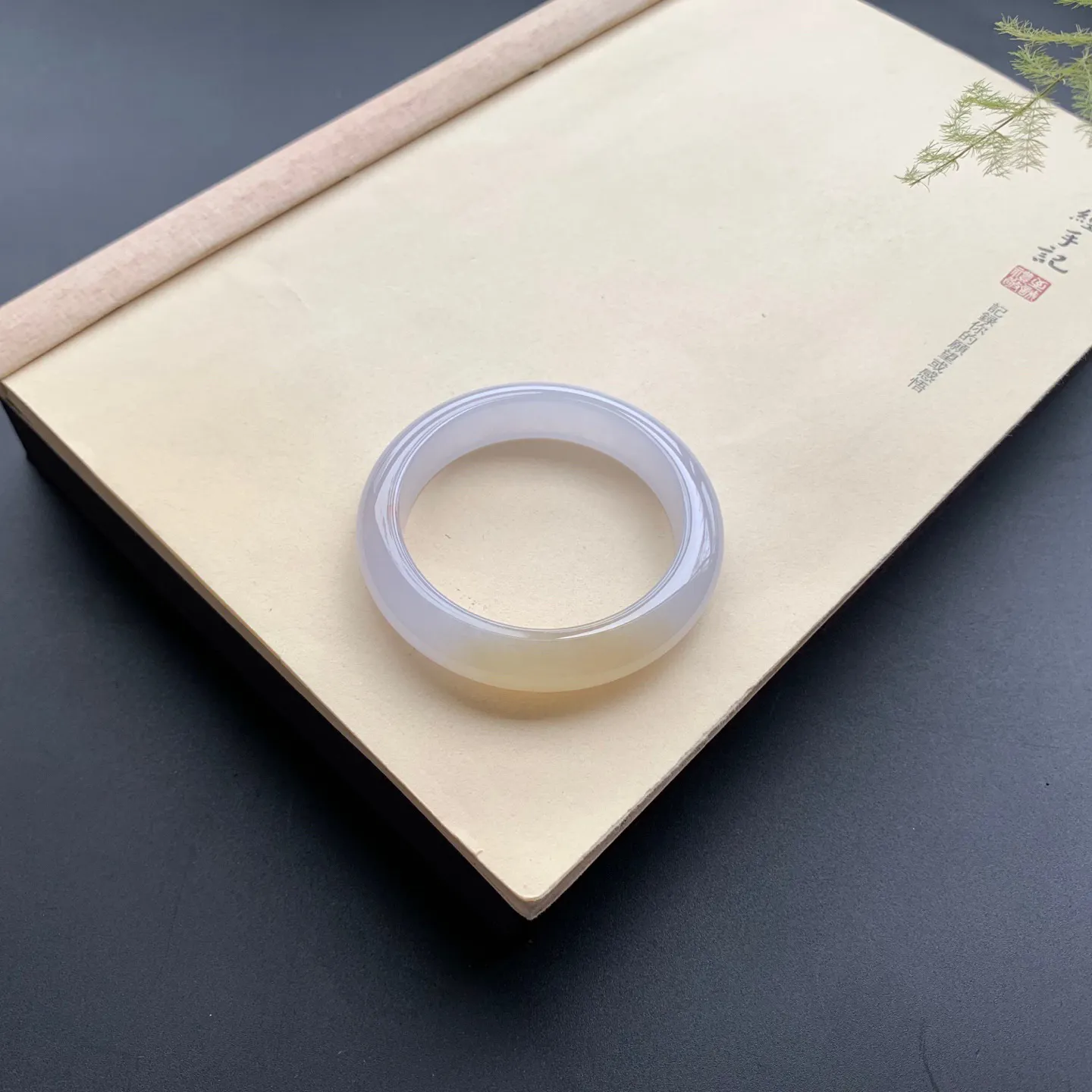 52.6圈口冰种飘黄翡正圈手镯 尺寸：52.6-12.6-8.5，无纹裂，水润起胶，优雅迷人