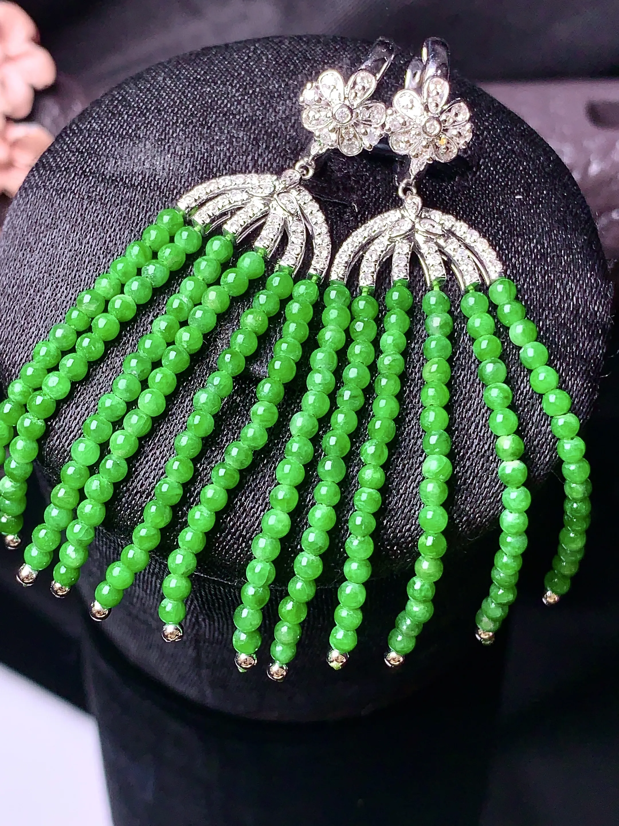 18k金钻镶嵌满绿圆珠组合耳坠 玉质细腻 色泽清新艳丽 整体尺寸52.8*13.5*2.2