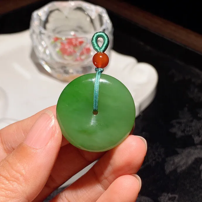 和田玉阳绿俄罗斯碧玉平安扣挂件。尺寸30/9玉质细腻油润。手推出油。佩戴高端典雅。lt251104