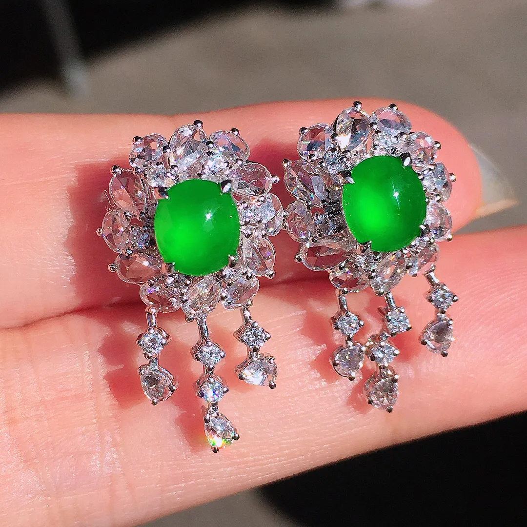 阳绿蛋面耳钉，色泽均匀艳丽，玉质细腻，荧光感超
强，饱满圆润，尽显优雅气质，18k
金豪华镶嵌