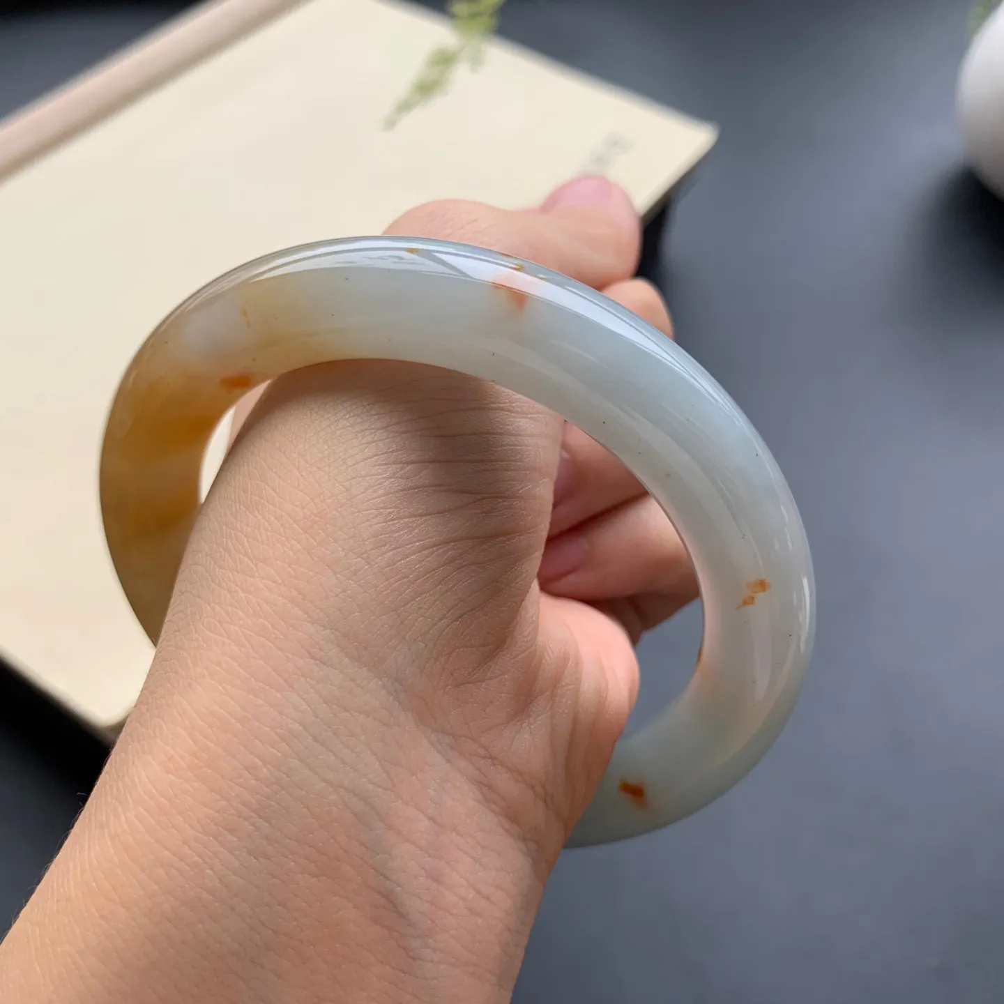 61.5圈口黄翡圆条手镯 尺寸：61.5-12.6-11.5，无纹裂，细腻光滑，色泽亮丽