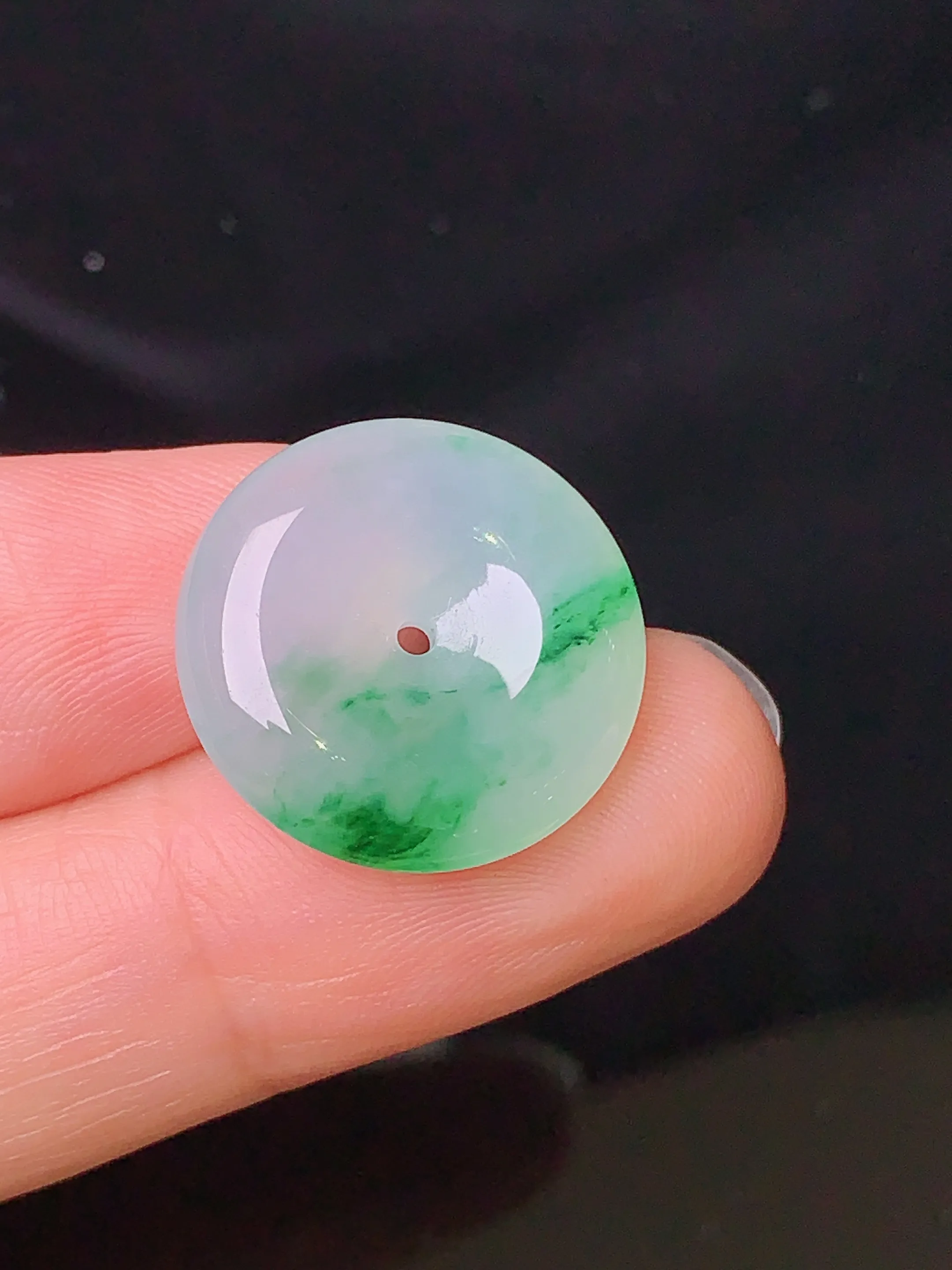 飘绿平安扣吊坠 玉质细腻 色泽清新艳丽 整体尺寸18.2*5.2