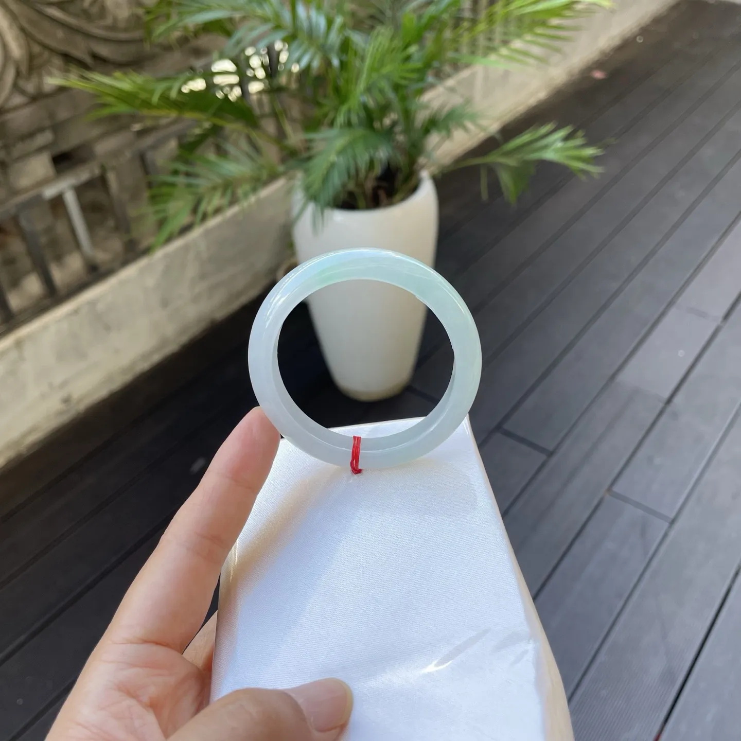 52圈口
晴底，江南烟雨中拾得的玉饰，那清透的质地，像初融的春冰，带着一丝沁人的凉与雅致的韵