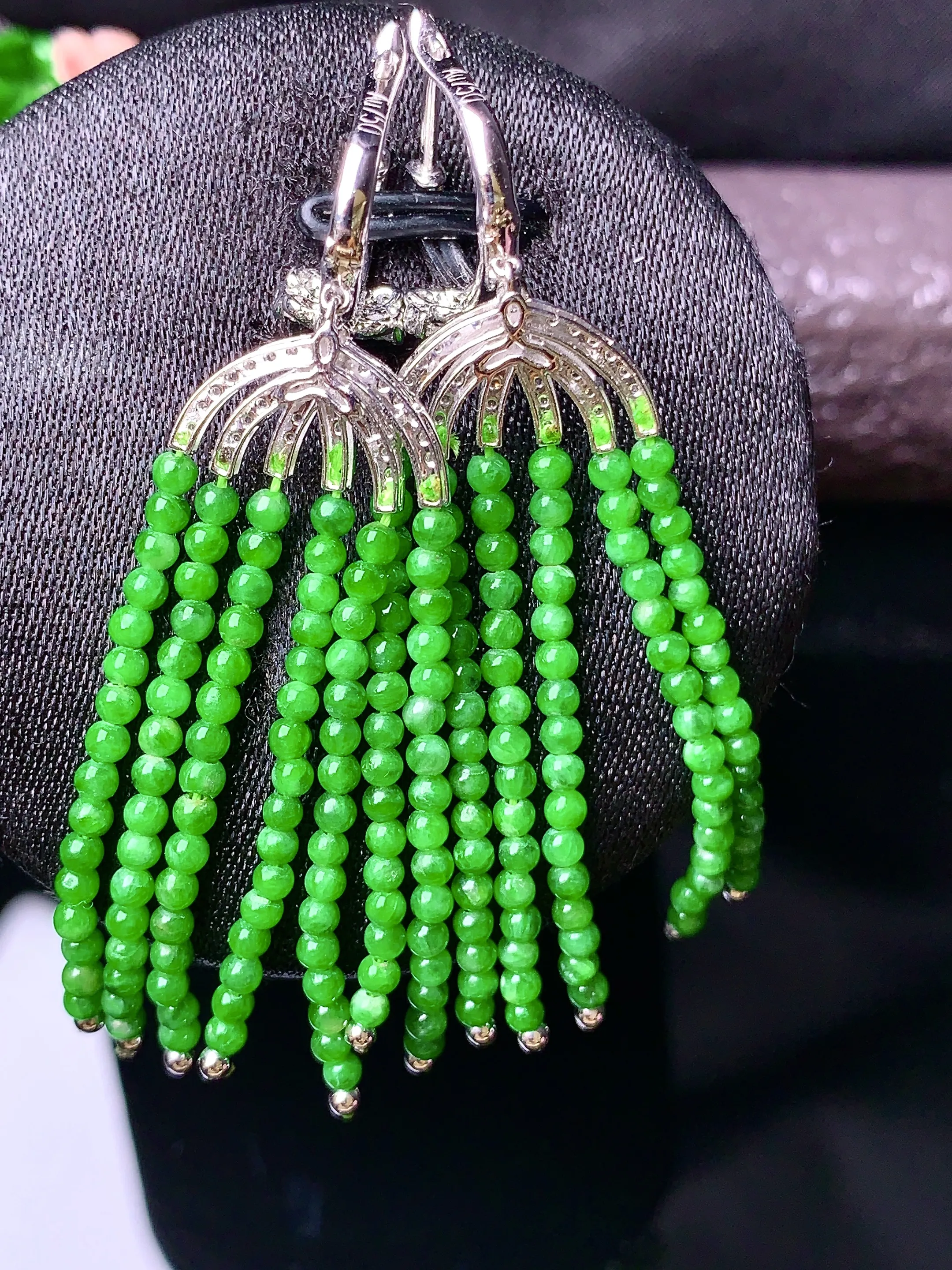 18k金钻镶嵌满绿圆珠组合耳坠 玉质细腻 色泽清新艳丽 整体尺寸52.8*13.5*2.2