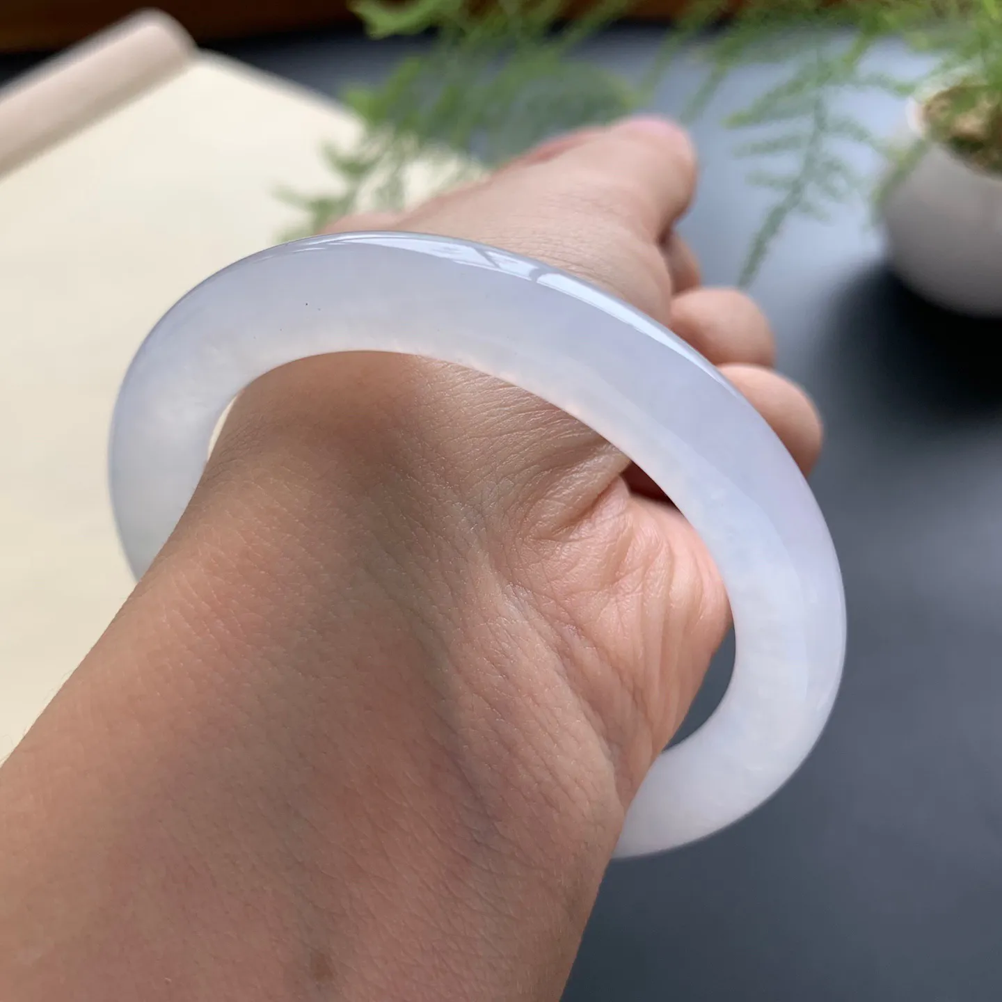 52圈口冰飘绿圆条手镯 尺寸：52-9，无纹裂，水润透亮，优雅迷人