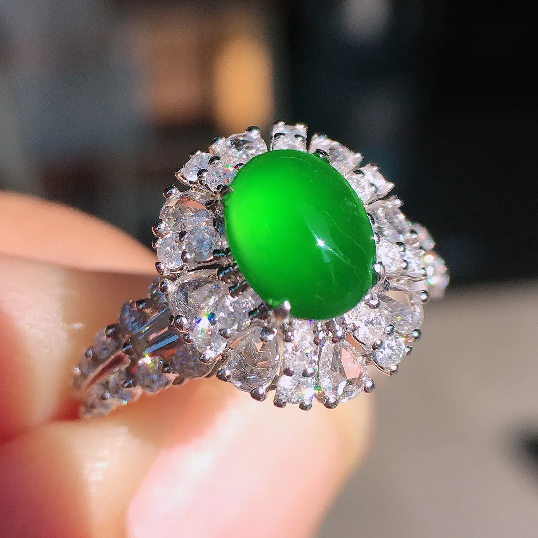 辣绿蛋面戒指，色泽均匀浓郁，玉质细腻，荧光感超
强，饱满圆润，尽显优雅气质，18k
金豪华镶嵌