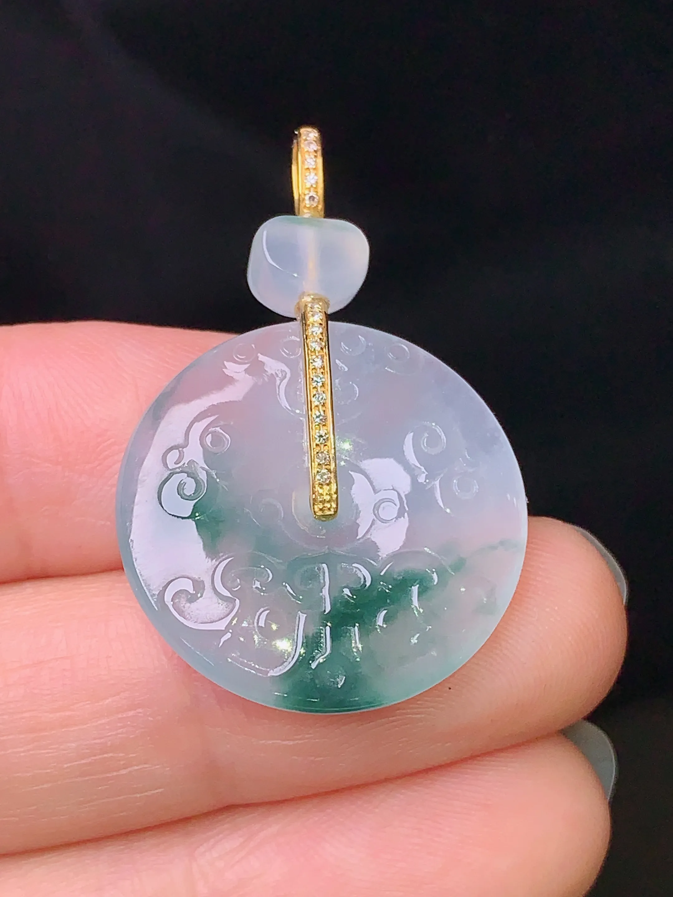 18k金钻镶嵌飘绿仿古飘绿平安扣吊坠 玉质细腻 色泽清新艳丽 整体尺寸34*32*4.2