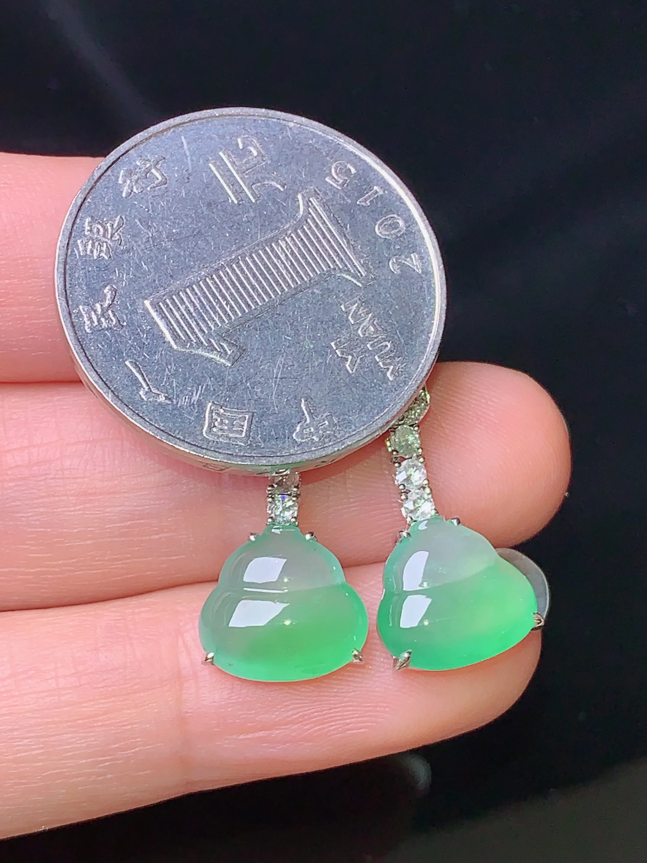 18k金钻镶嵌冰种翠绿葫芦耳坠吊坠 玉质细腻 色泽清新艳丽 整体尺寸21.5*10.5*4.5