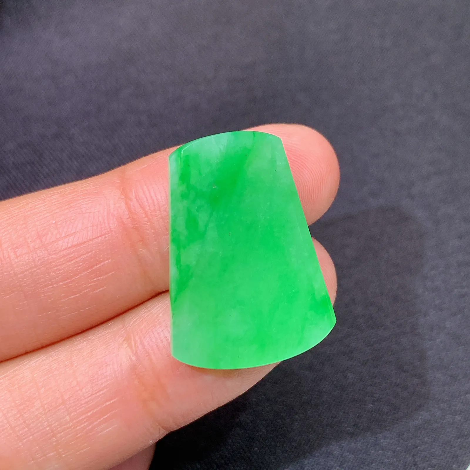 阳绿无事牌，冰润色阳，玉质细腻，种水足 尺寸23.5*16.9*2.9