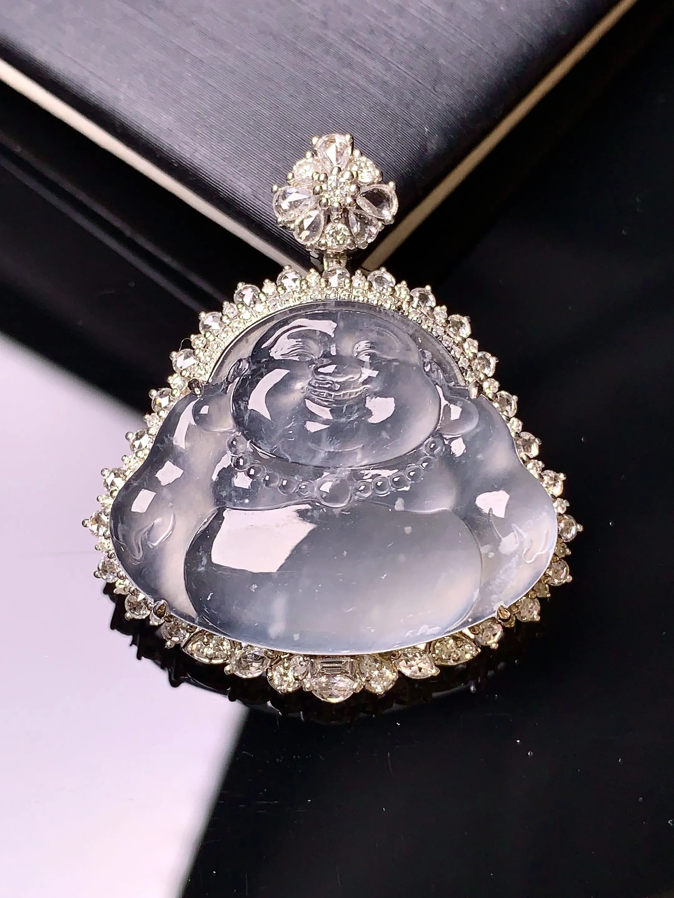 18k金钻镶嵌玻璃种佛公吊坠 玉质细腻 色泽清新艳丽 整体尺寸34*29.8*8.2