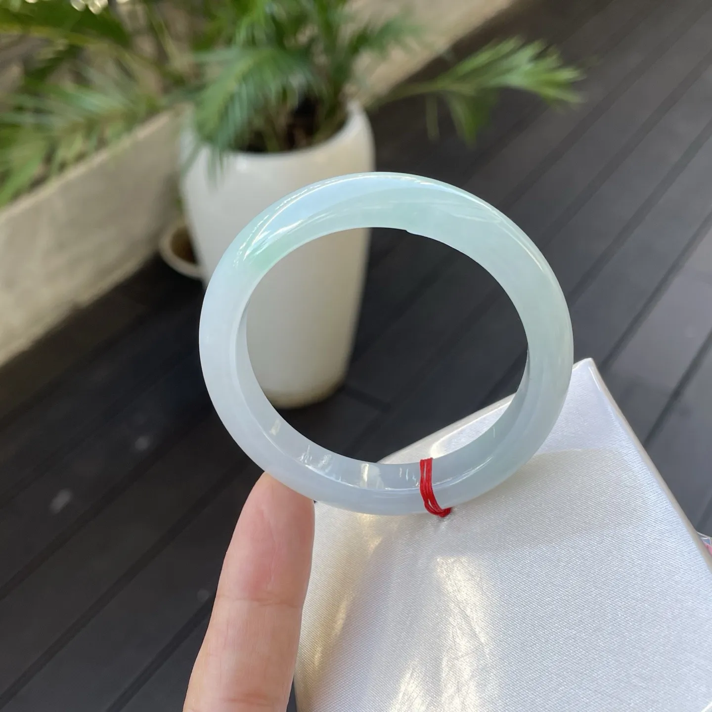 52圈口
晴底，江南烟雨中拾得的玉饰，那清透的质地，像初融的春冰，带着一丝沁人的凉与雅致的韵