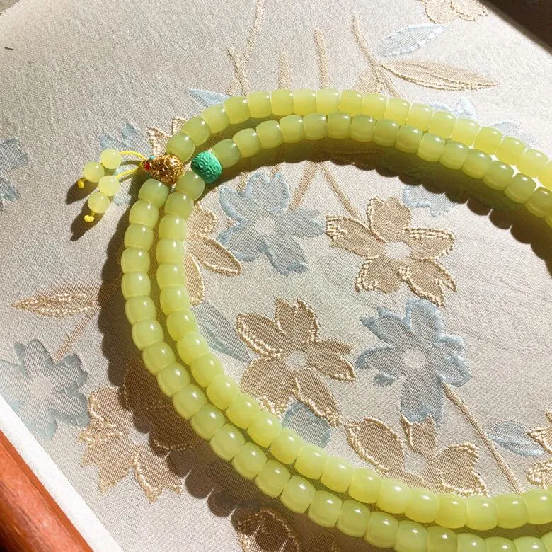 新疆和田玉若羌黄口料直切老型珠项链。单颗尺寸7/8玉质细腻油润。手推出油。佩戴高端典雅。lt251104