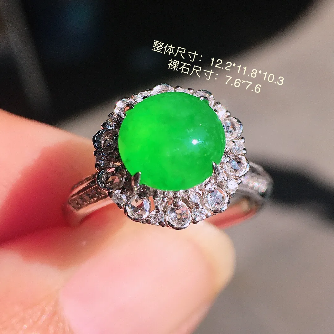 阳绿蛋面戒指，色泽均匀艳丽，玉质细腻，荧光感超
强，饱满圆润，尽显优雅气质，18k
金豪华镶嵌