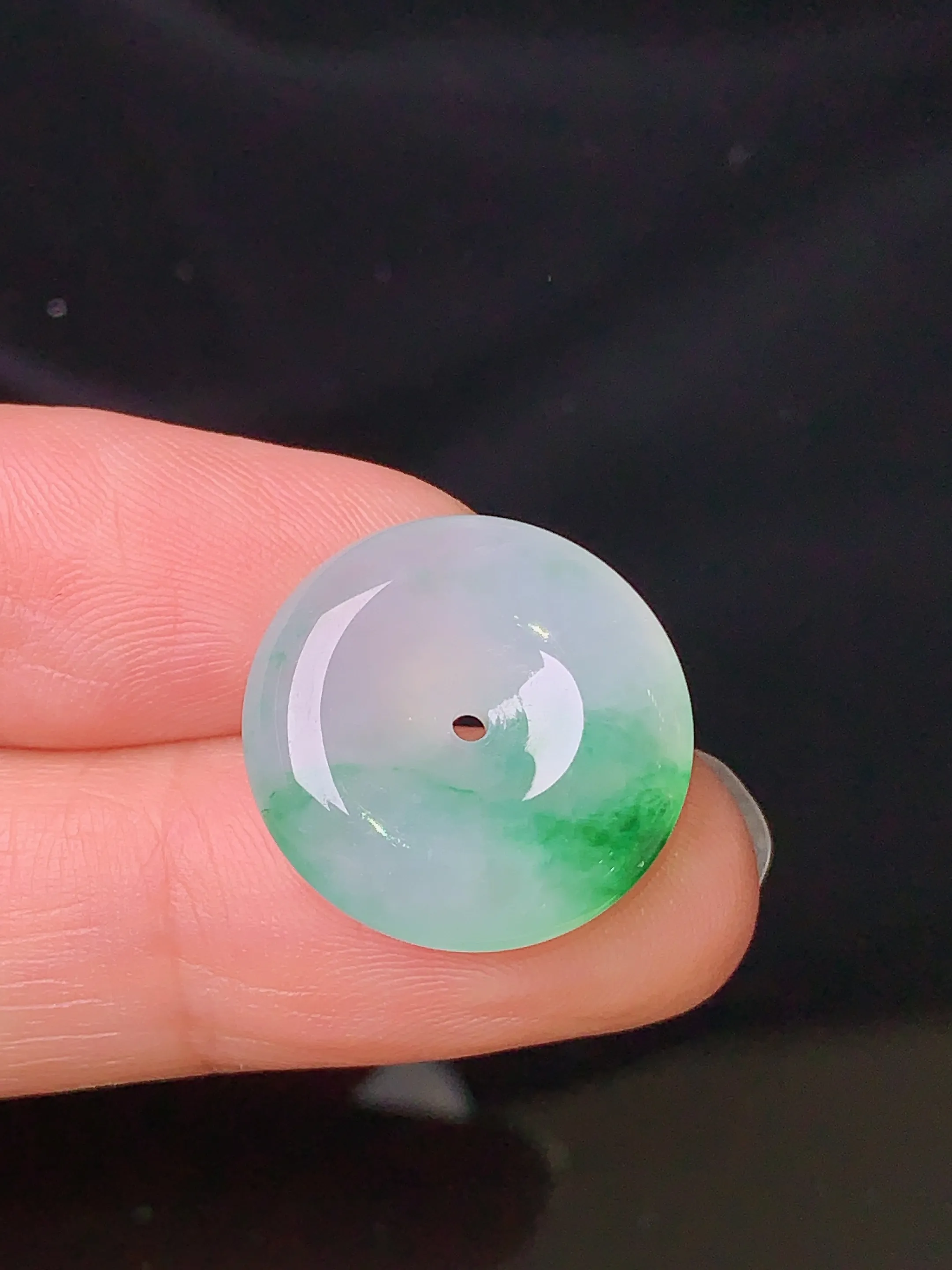 飘绿平安扣吊坠 玉质细腻 色泽清新艳丽 整体尺寸18.2*5.2