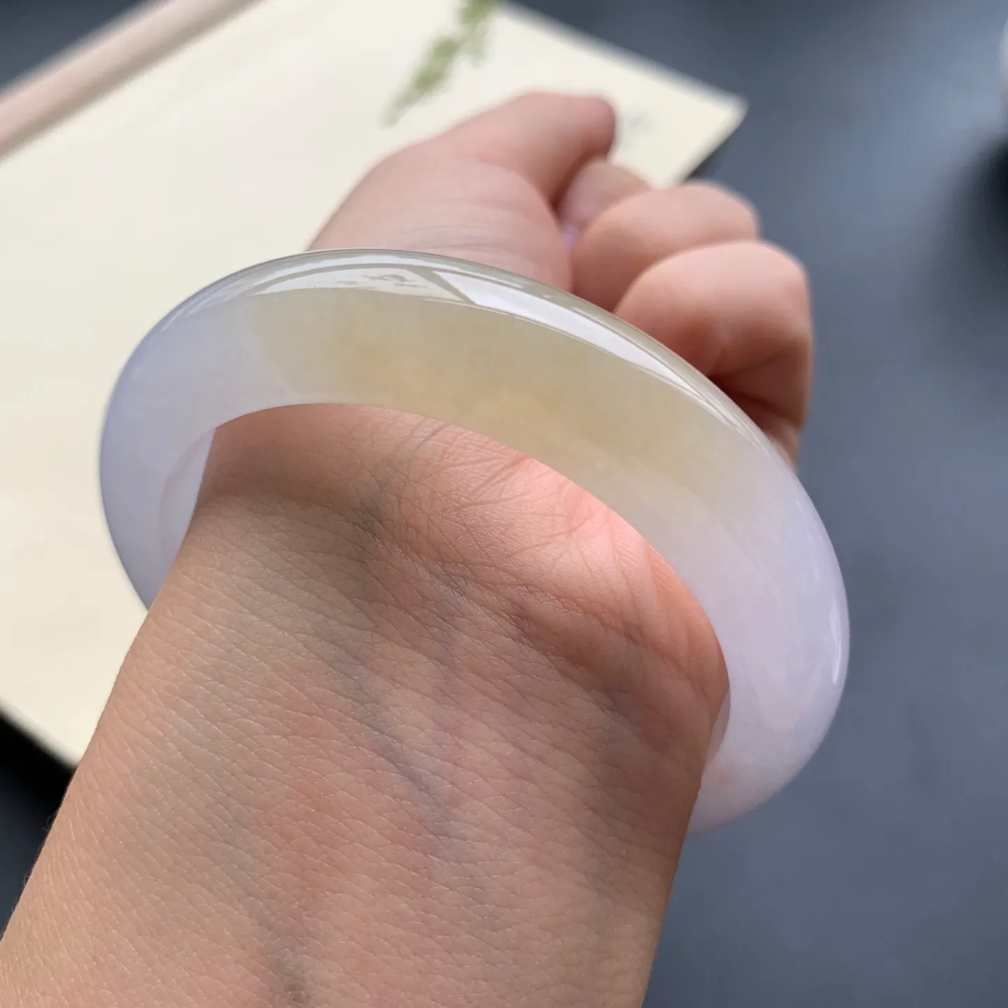 52.6圈口冰种飘黄翡正圈手镯 尺寸：52.6-12.6-8.5，无纹裂，水润起胶，优雅迷人