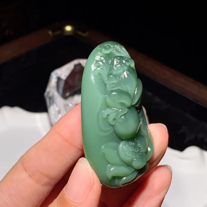 和田玉猫眼鸭蛋青俄罗斯碧玉呱呱来财挂件。尺寸57/33/16重40.6克。玉质细腻油润。手推出油。佩