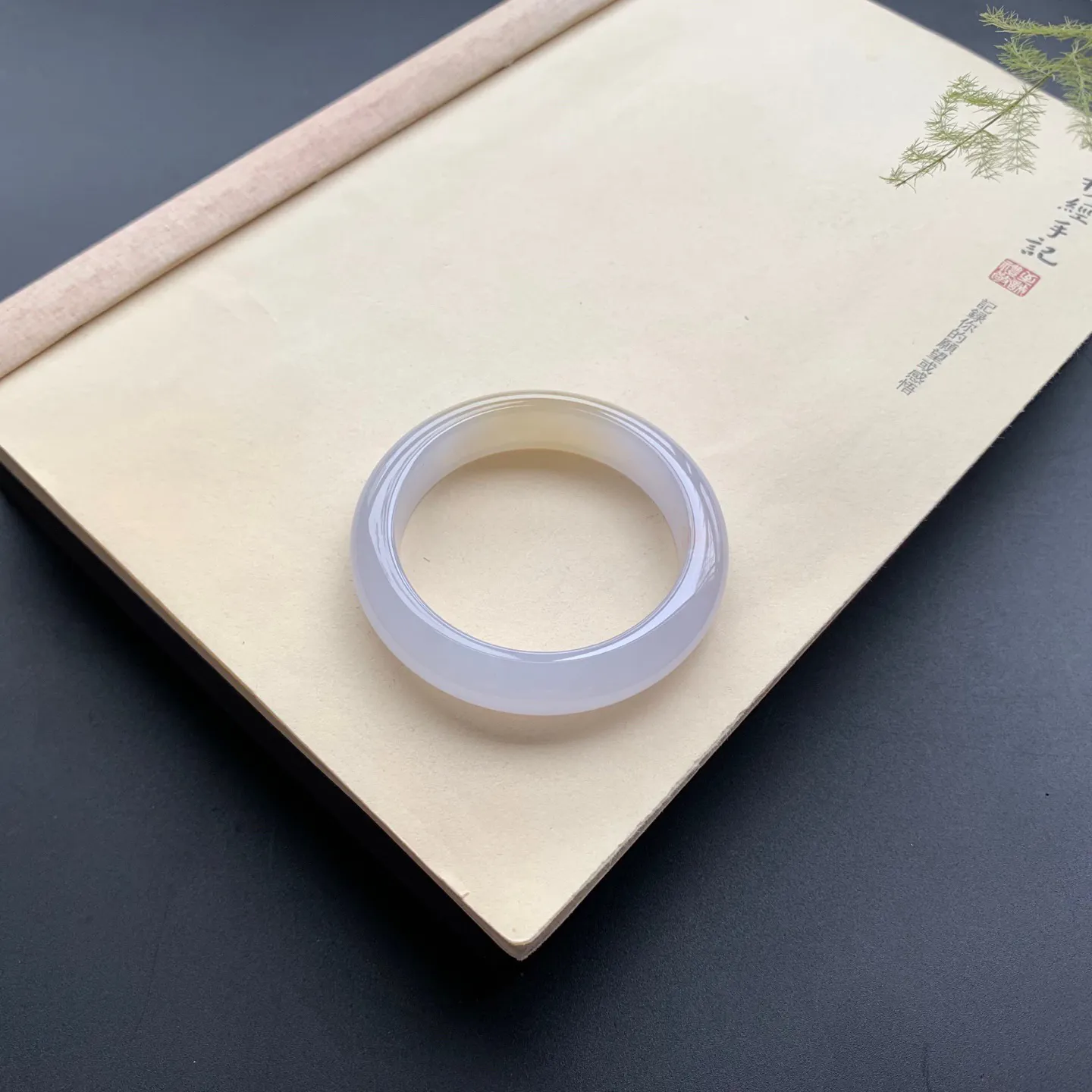 52.6圈口冰种飘黄翡正圈手镯 尺寸：52.6-12.6-8.5，无纹裂，水润起胶，优雅迷人