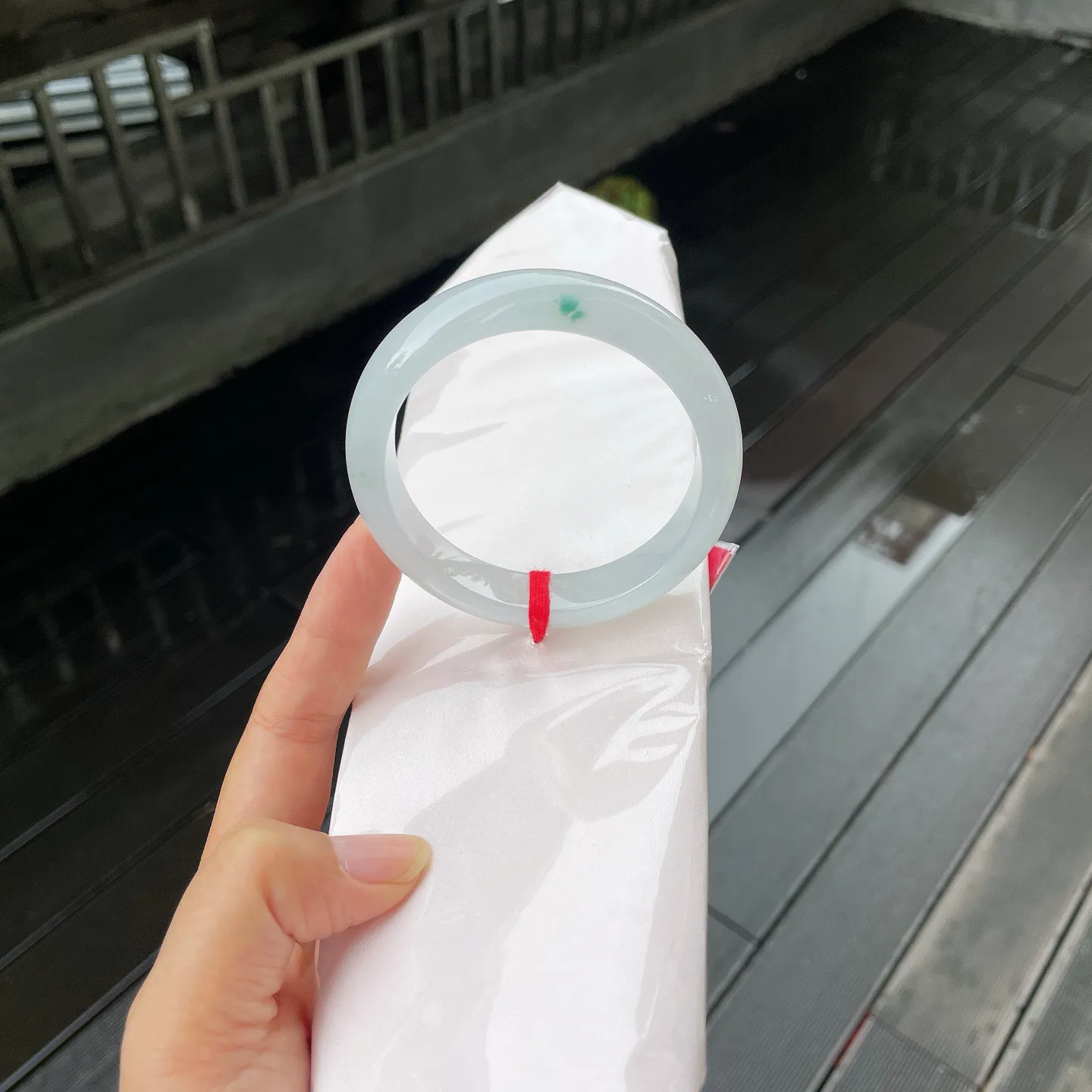 57圈口🥤
飘花，如被晨露吻过，清透底色中，一点翠绿如春日刚绽的花苞，悄然盛放