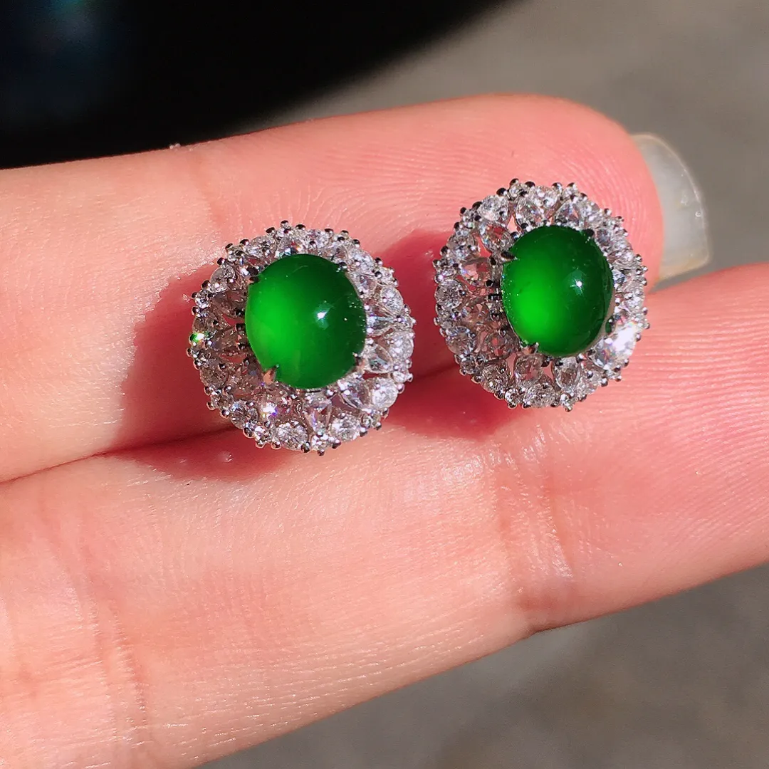 满绿蛋面耳钉，色泽均匀浓郁，玉质细腻，荧光感超
强，饱满圆润，尽显优雅气质，18k
金豪华镶嵌