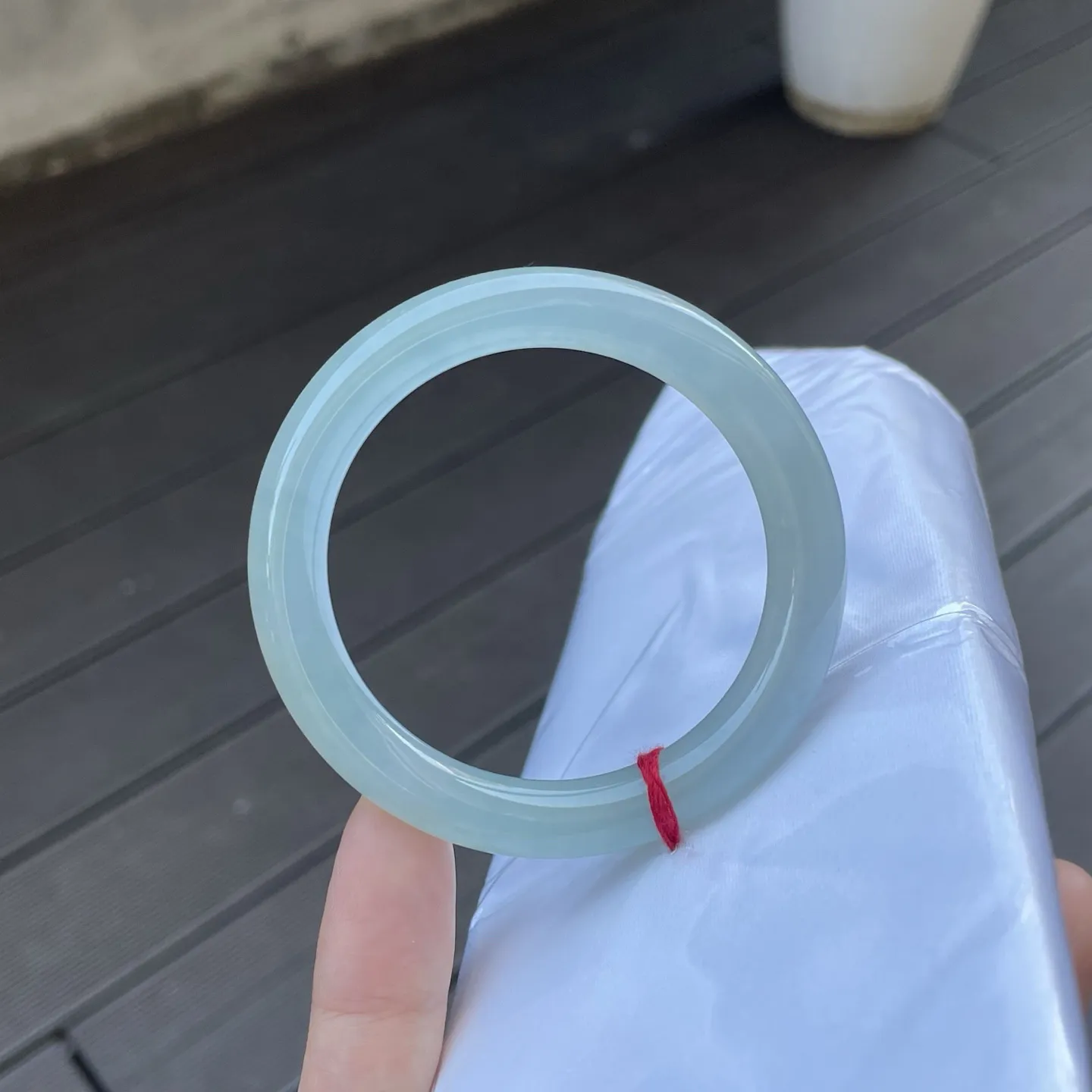 51+圆条
晴底，把清晨薄雾里的那汪湖水凝在了腕间，浅淡的青，温润得能淌出诗意，