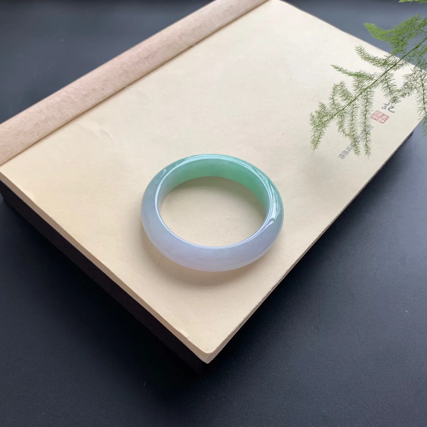 54.5圈口飘绿正圈手镯 尺寸：54.5-13.5-9.5，无纹裂，色泽靓丽，版型厚装