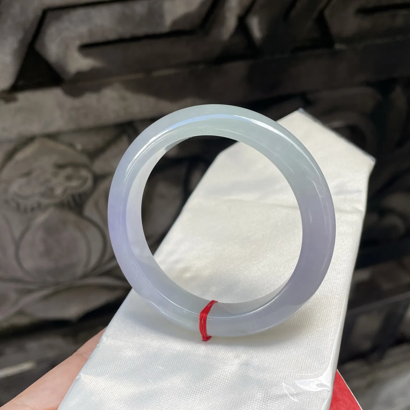 55圈口
春彩，似揉碎了晨曦的淡紫与云雾的浅白，在光下漾着朦胧又雅致的光晕