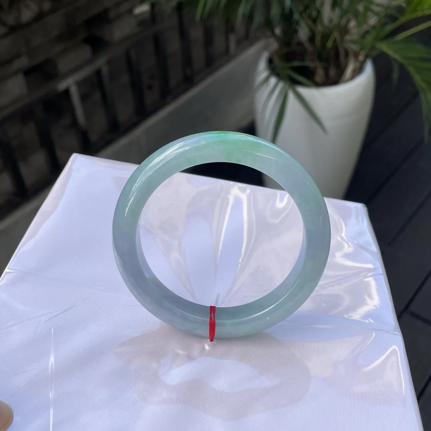 60+圈口
带色，似一汪被春风轻拂的湖水，清透的底色里，那抹翠绿如岸边新抽的柳芽，鲜活灵动