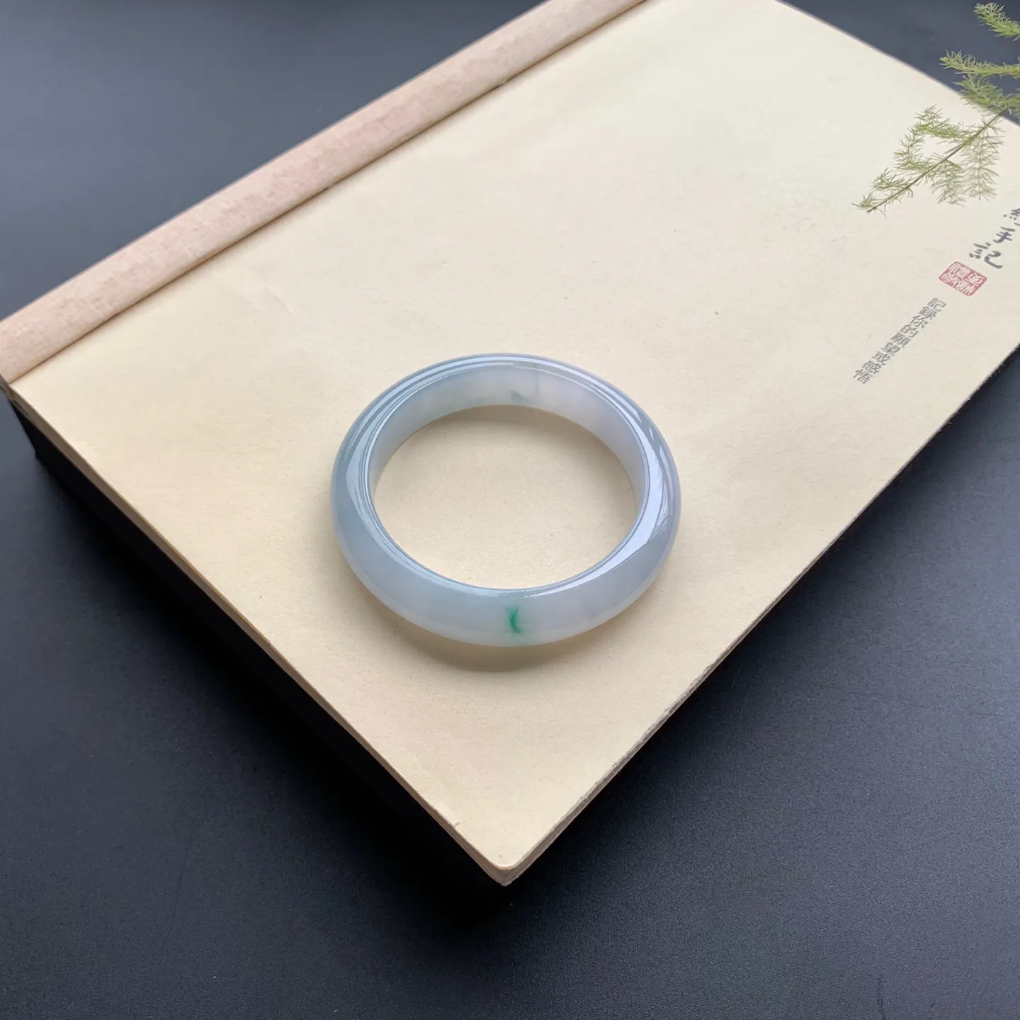 55圈口飘绿正圈手镯 尺寸：55-12.2-8.3，无纹裂，细腻光滑，清爽干净