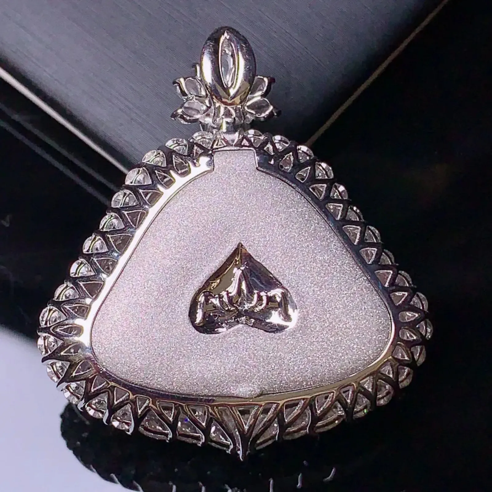 18k金钻镶嵌飘绿佛公吊坠 玉质细腻 色泽艳丽   整体尺寸38*34.1*14.8