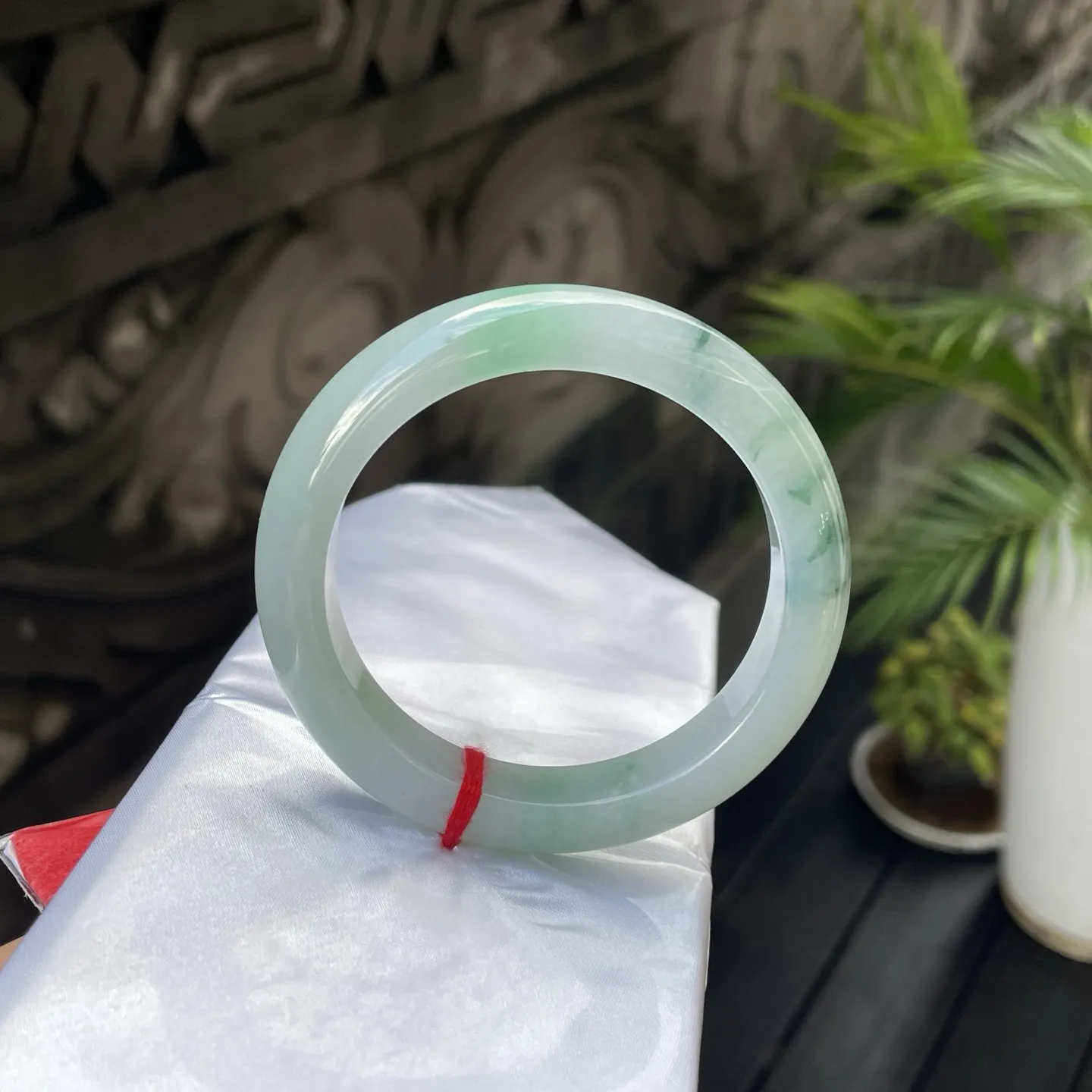 57圈口🥦
飘花，色泽如春日里初绽的新叶，清新的绿意中泛着莹润的光，似把江南的温婉都凝在了环间