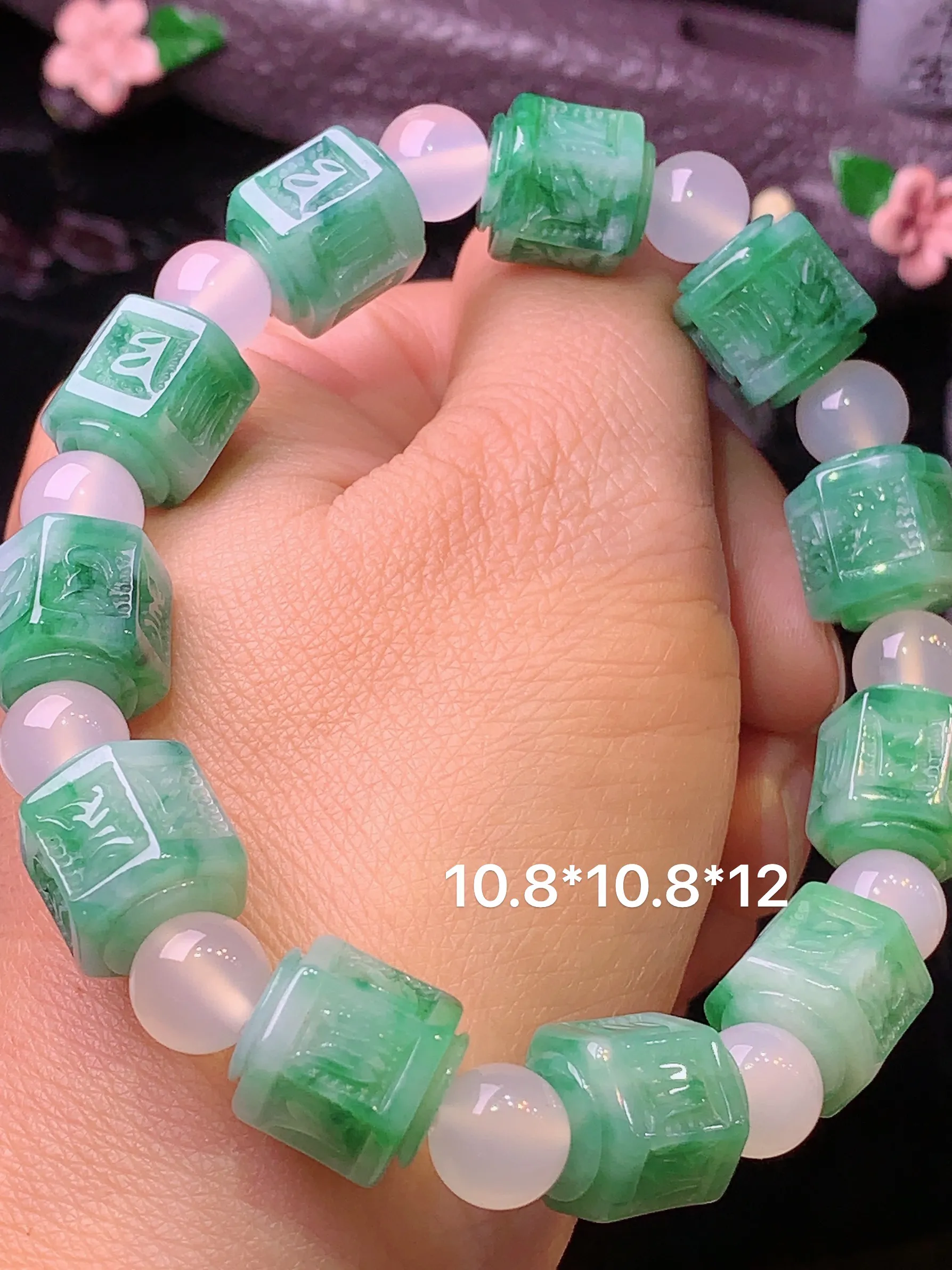 飘绿雕花路路通手链 玉质细腻 色泽清新艳丽 整体尺寸10.8*10.8*12