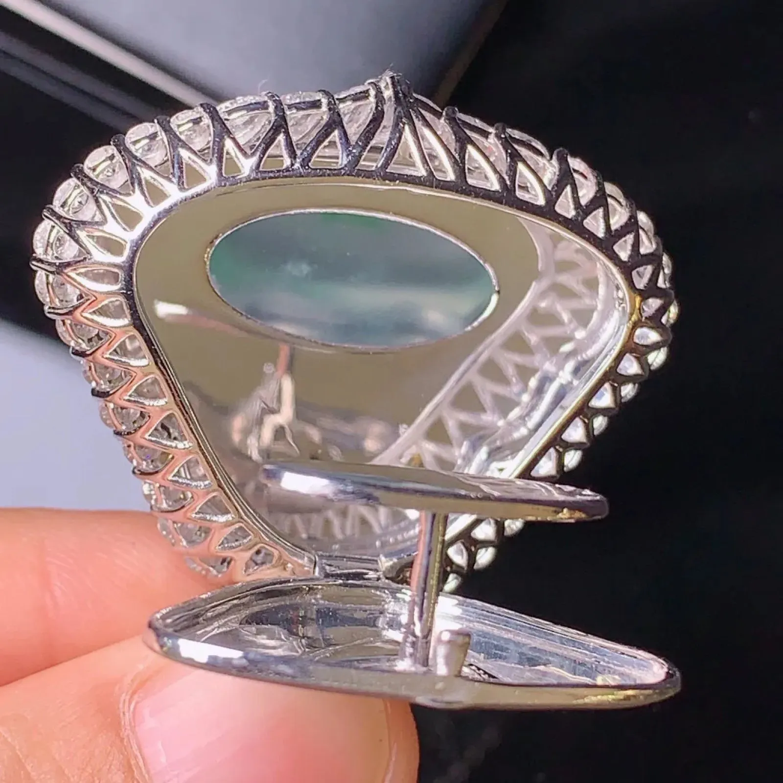 18k金钻镶嵌飘绿佛公吊坠 玉质细腻 色泽艳丽   整体尺寸38*34.1*14.8