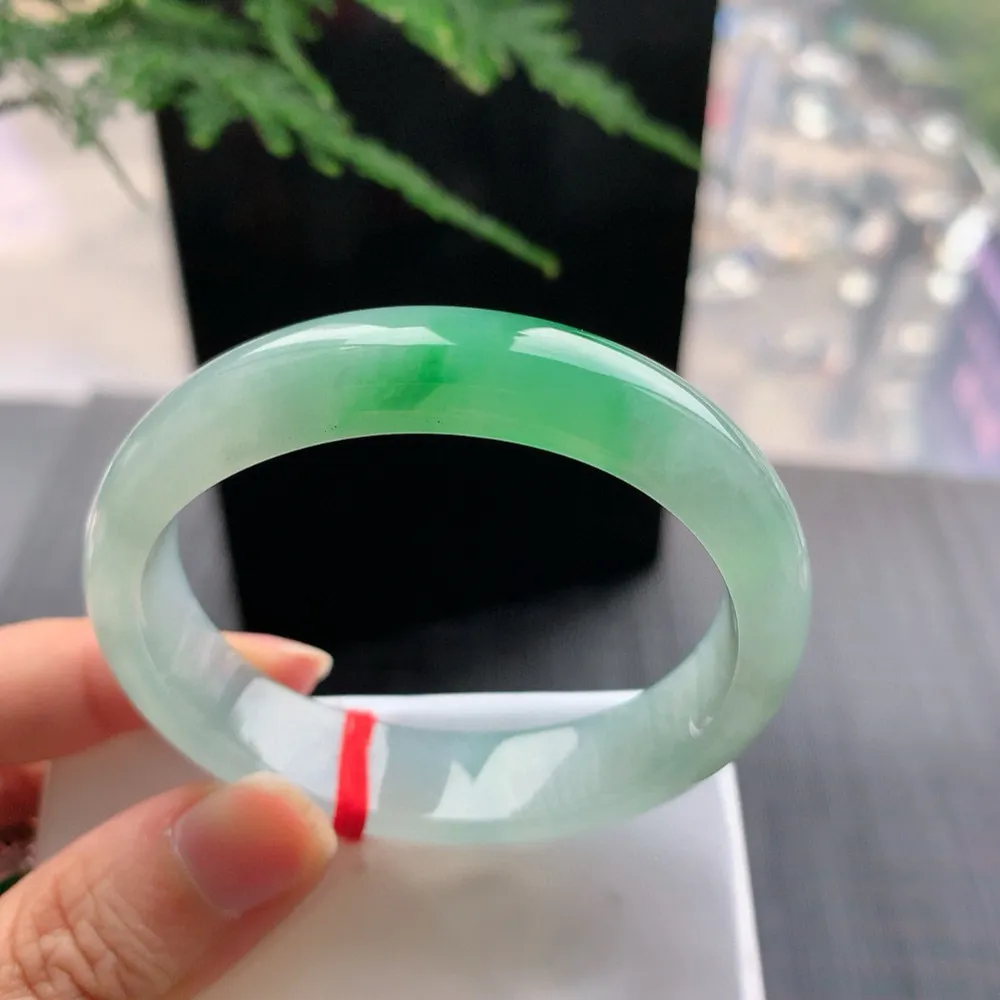 贵妃高冰阳绿 无瑕 尺寸:52.1/46.1/13.1/7.1 种色俱佳